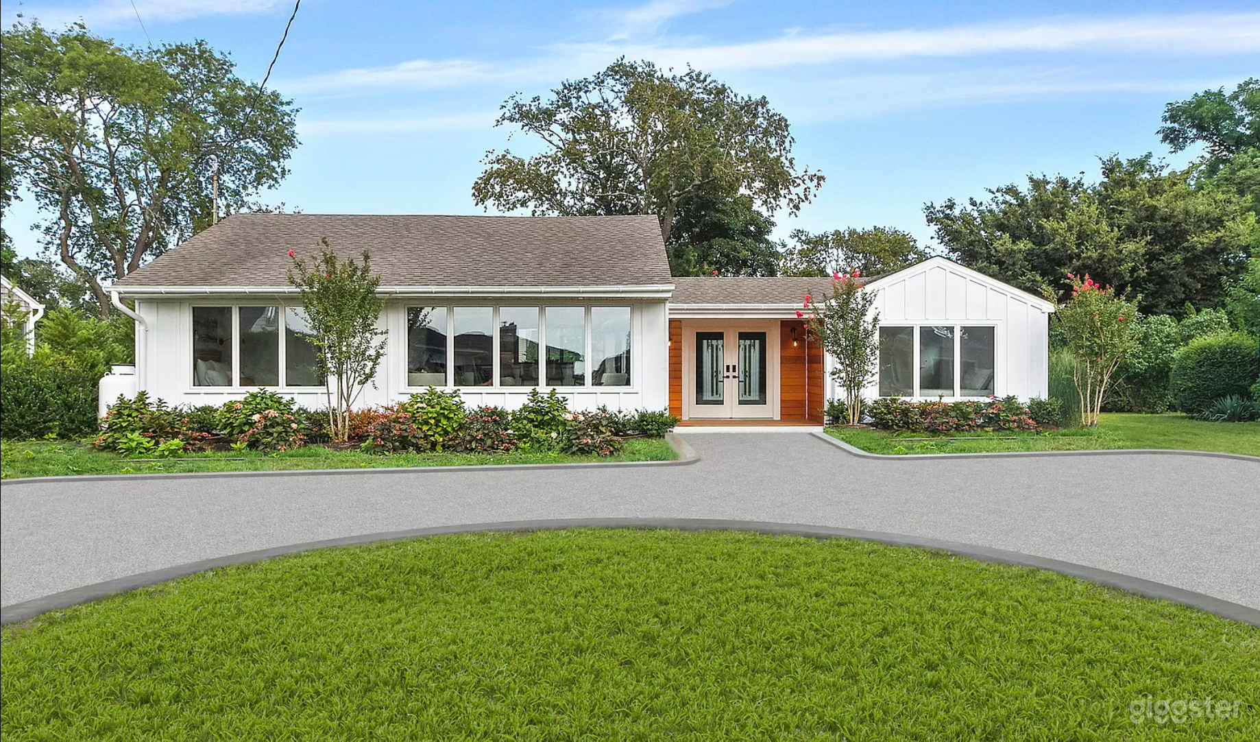 Stunning Sag Harbor Beach Cottage.   Photo 2