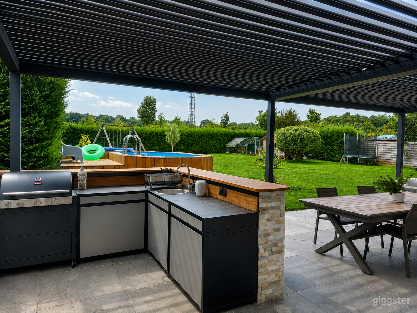 Photo de Villa contemporaine lumineuse avec grand jardin nature 3