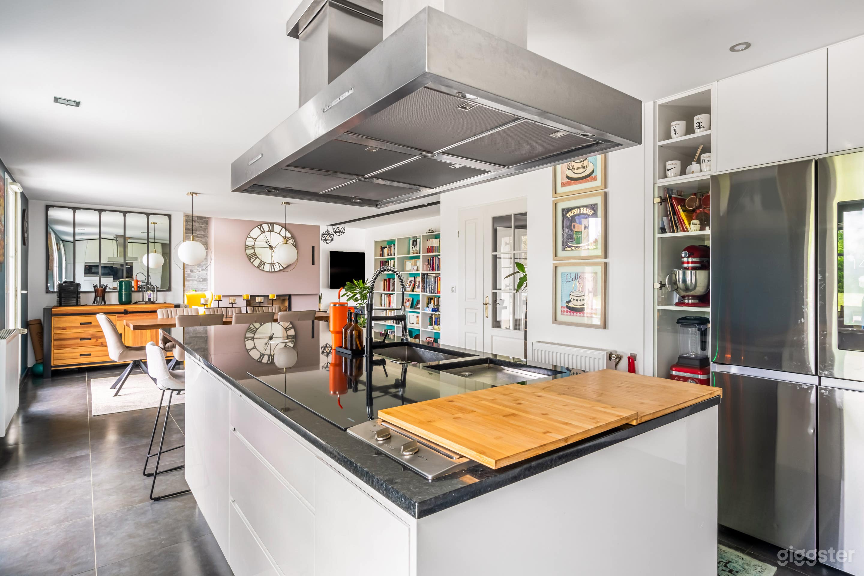 Photo de Villa contemporaine lumineuse avec grand jardin nature 4