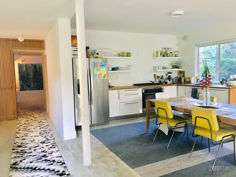  Charming "jungle house" and lush garden 