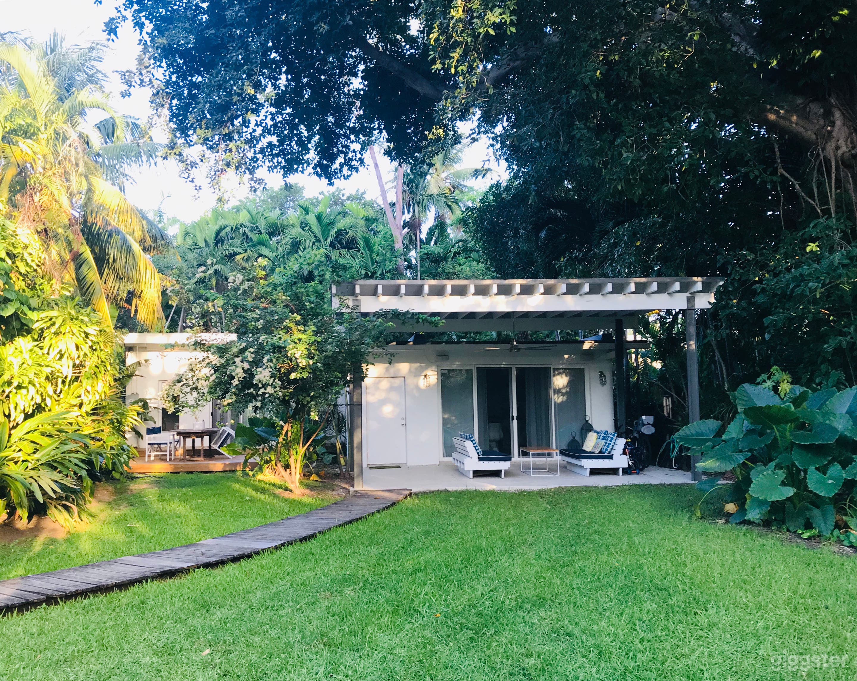 Charming "jungle house" and lush garden Photo 1