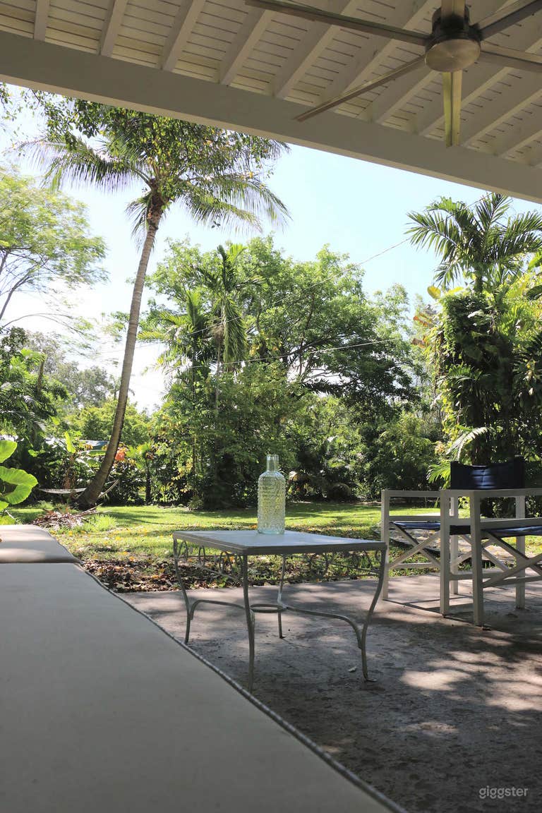  Charming "jungle house" and lush garden 