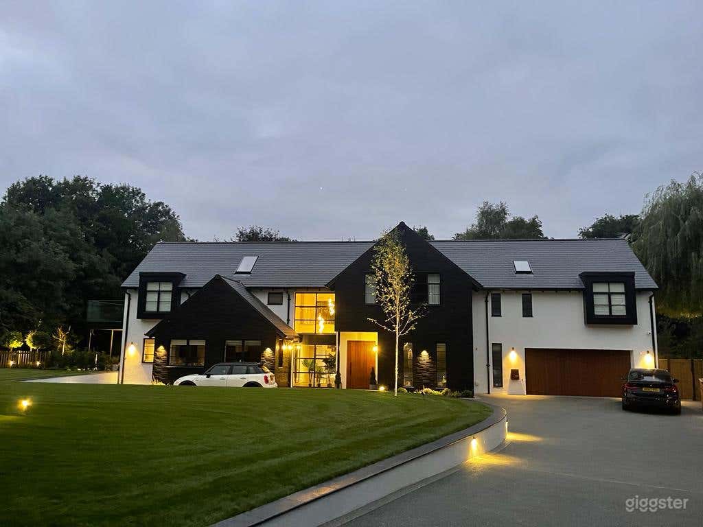 Modern Mansion in Hertfordshire Photo 4