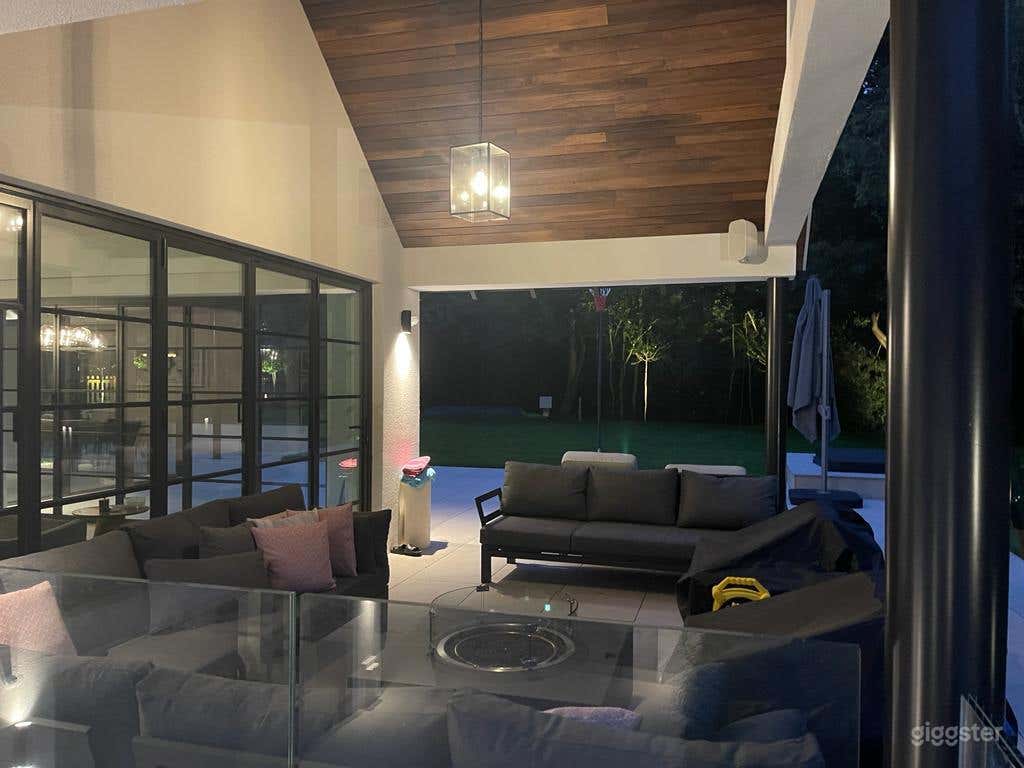 Modern Mansion in Hertfordshire Photo 3