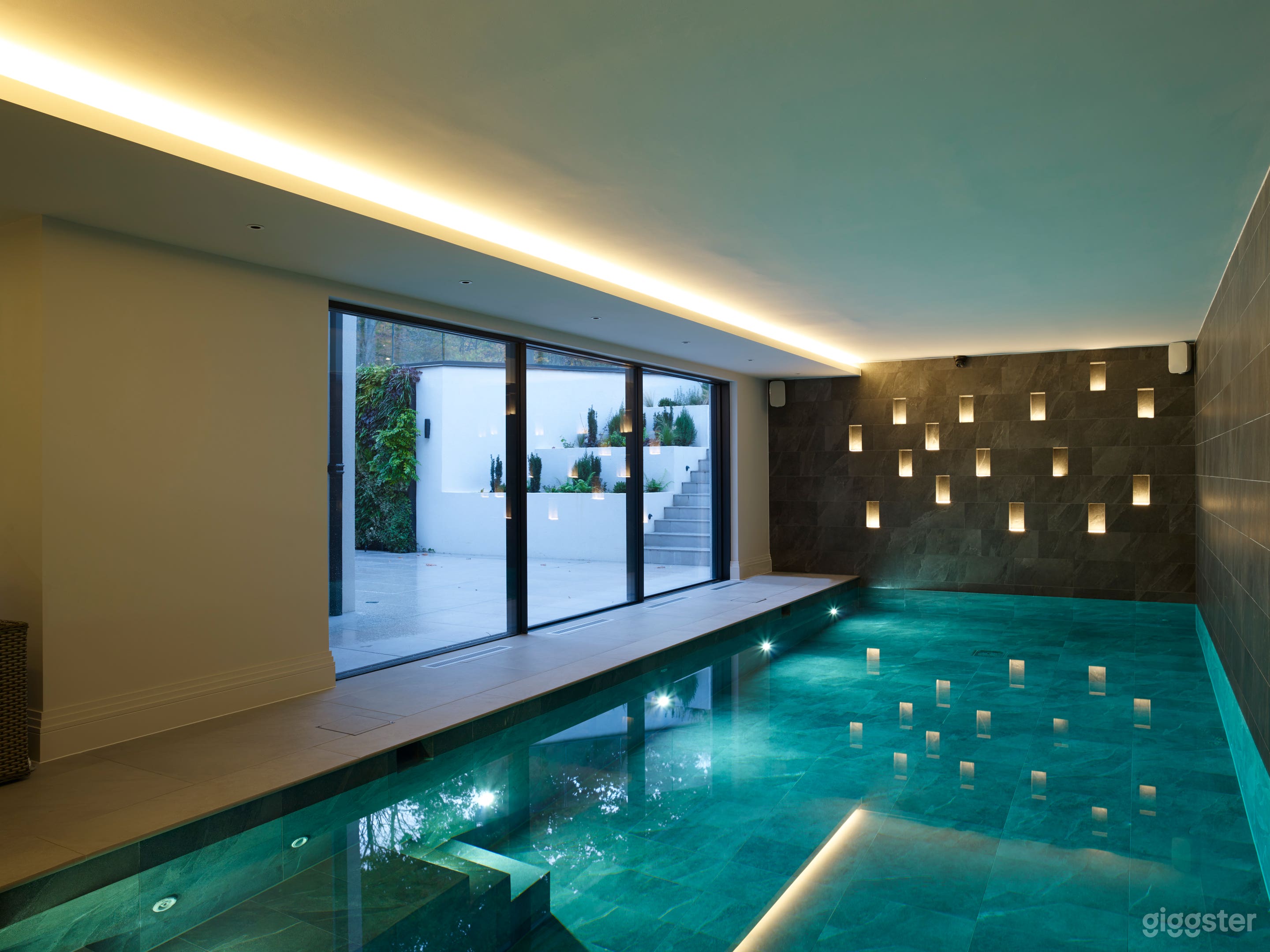 Modern Mansion in Hertfordshire Photo 1