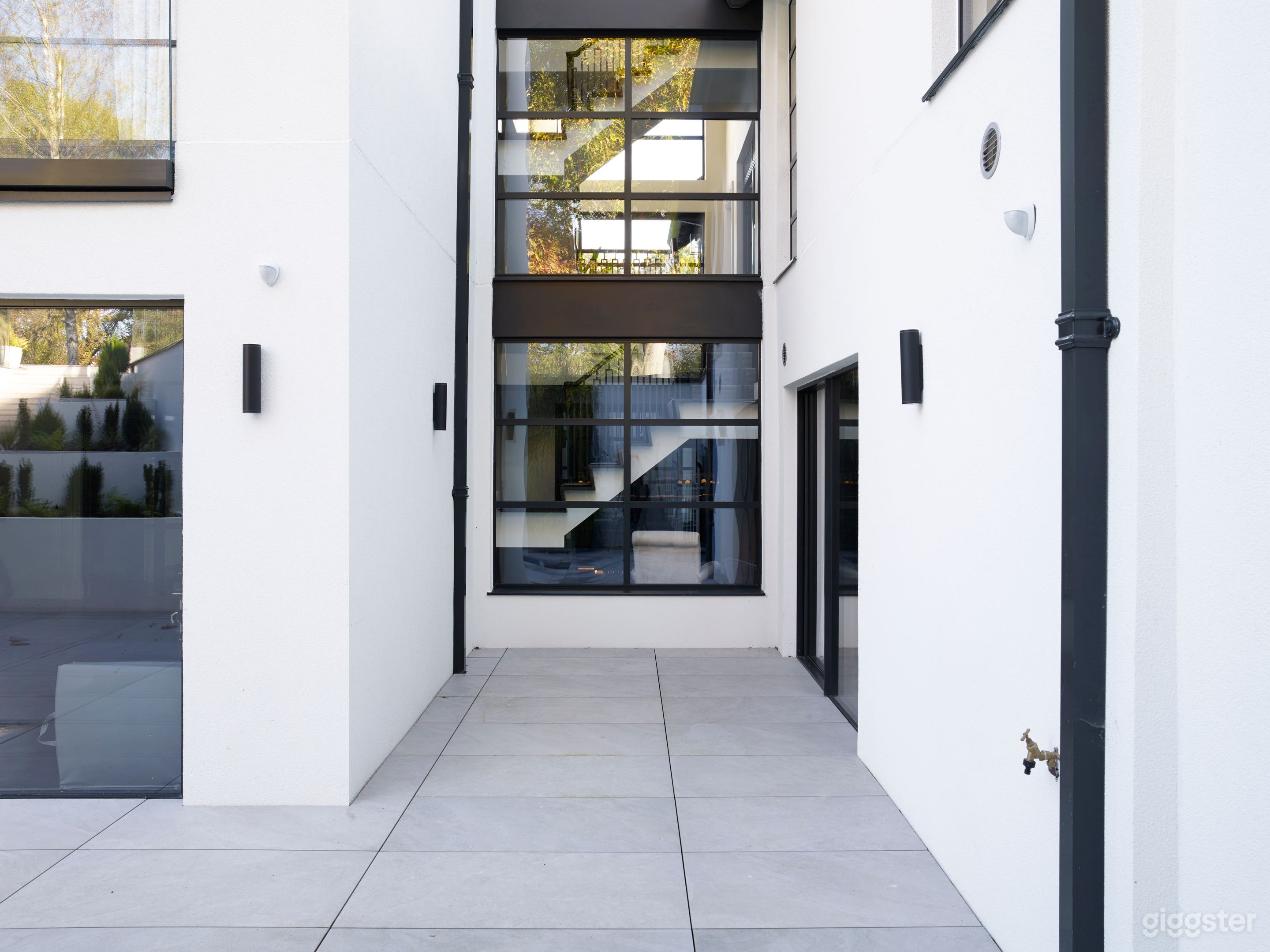 Modern Mansion in Hertfordshire Photo 2