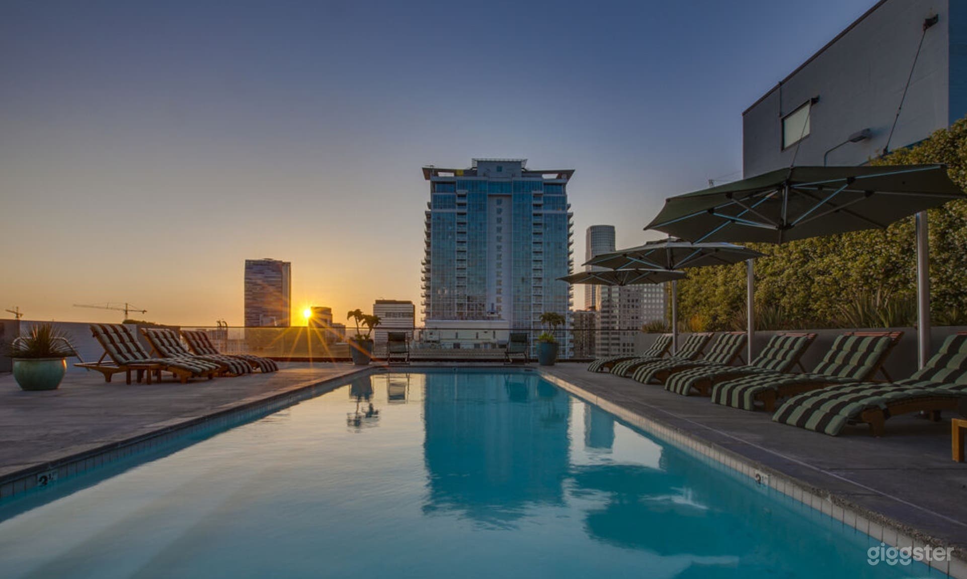 SKYLINE SEDUCTION ROOFTOP POOL Photo 3