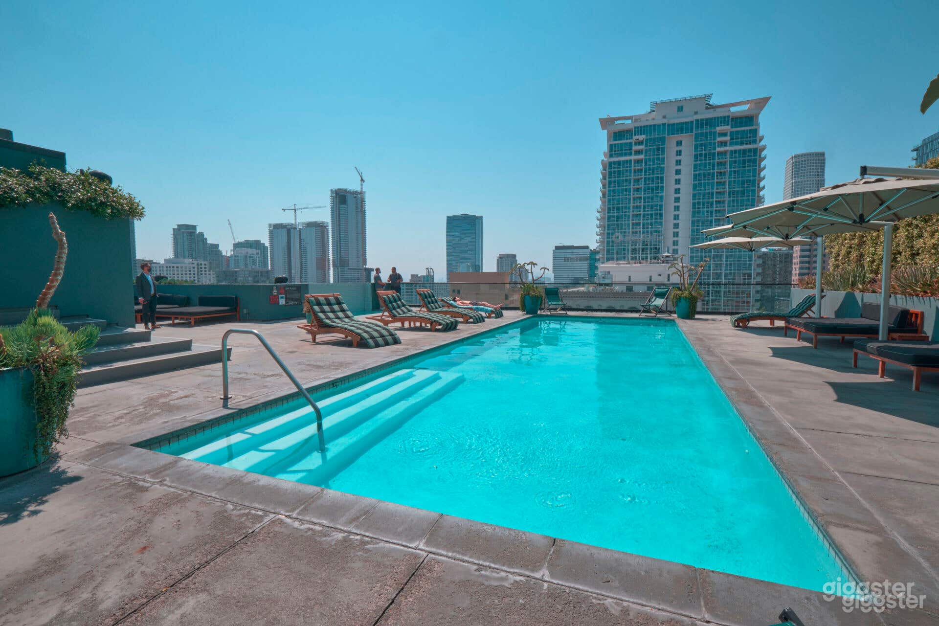 SKYLINE SEDUCTION ROOFTOP POOL Photo 2