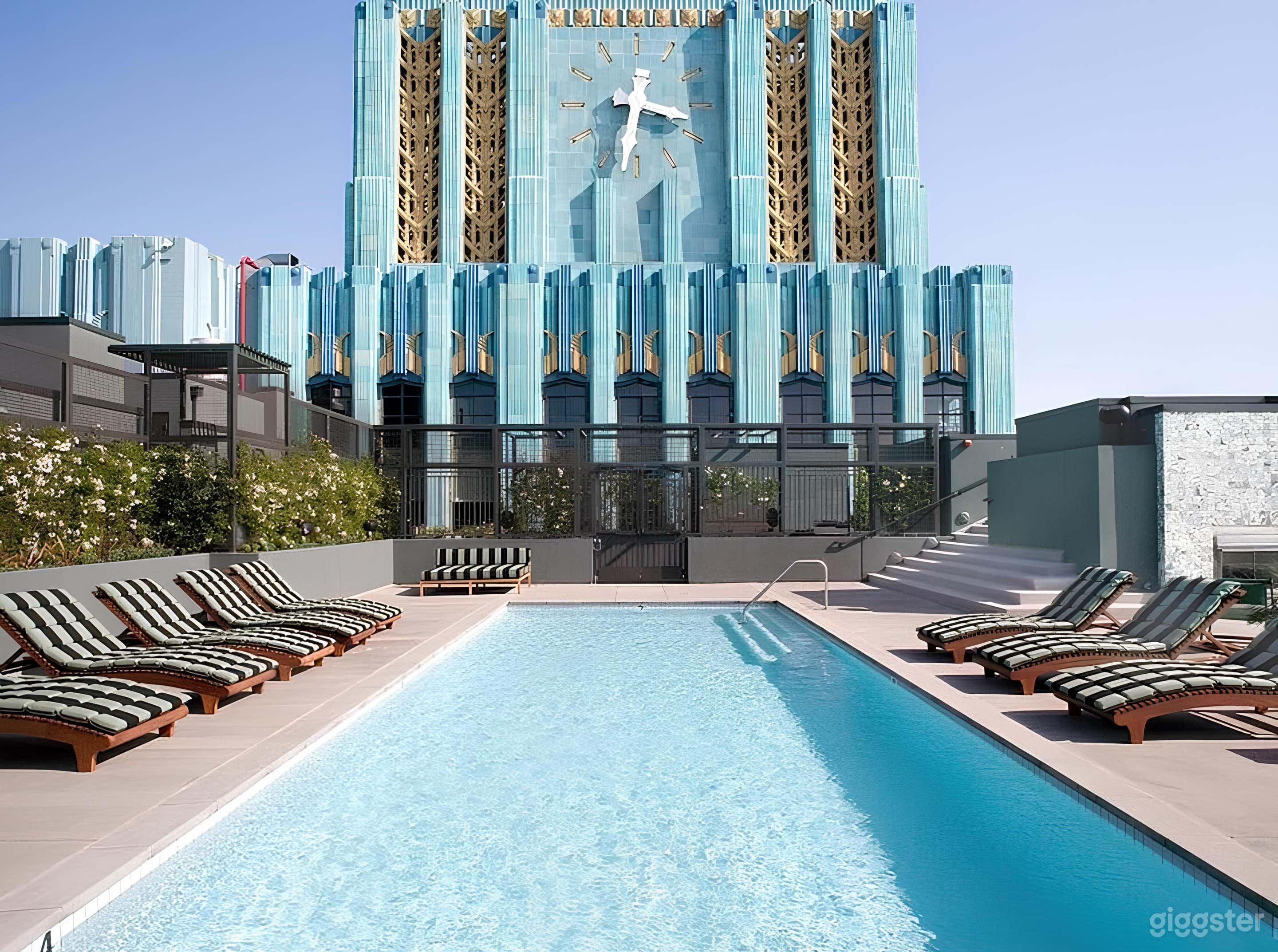 SKYLINE SEDUCTION ROOFTOP POOL Photo 4