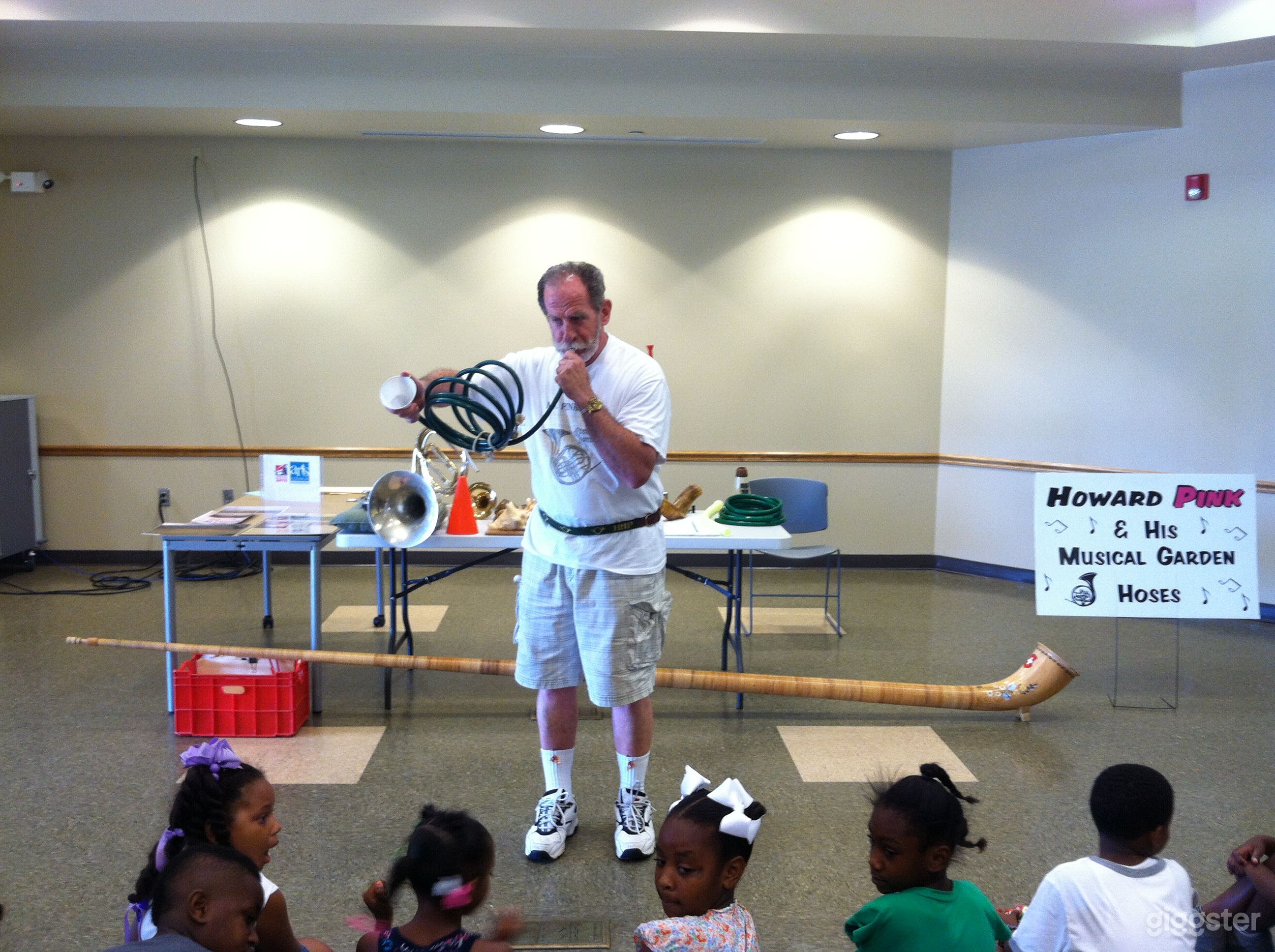 Well-kept library Meeting Room in Delmont Garden Photo 2