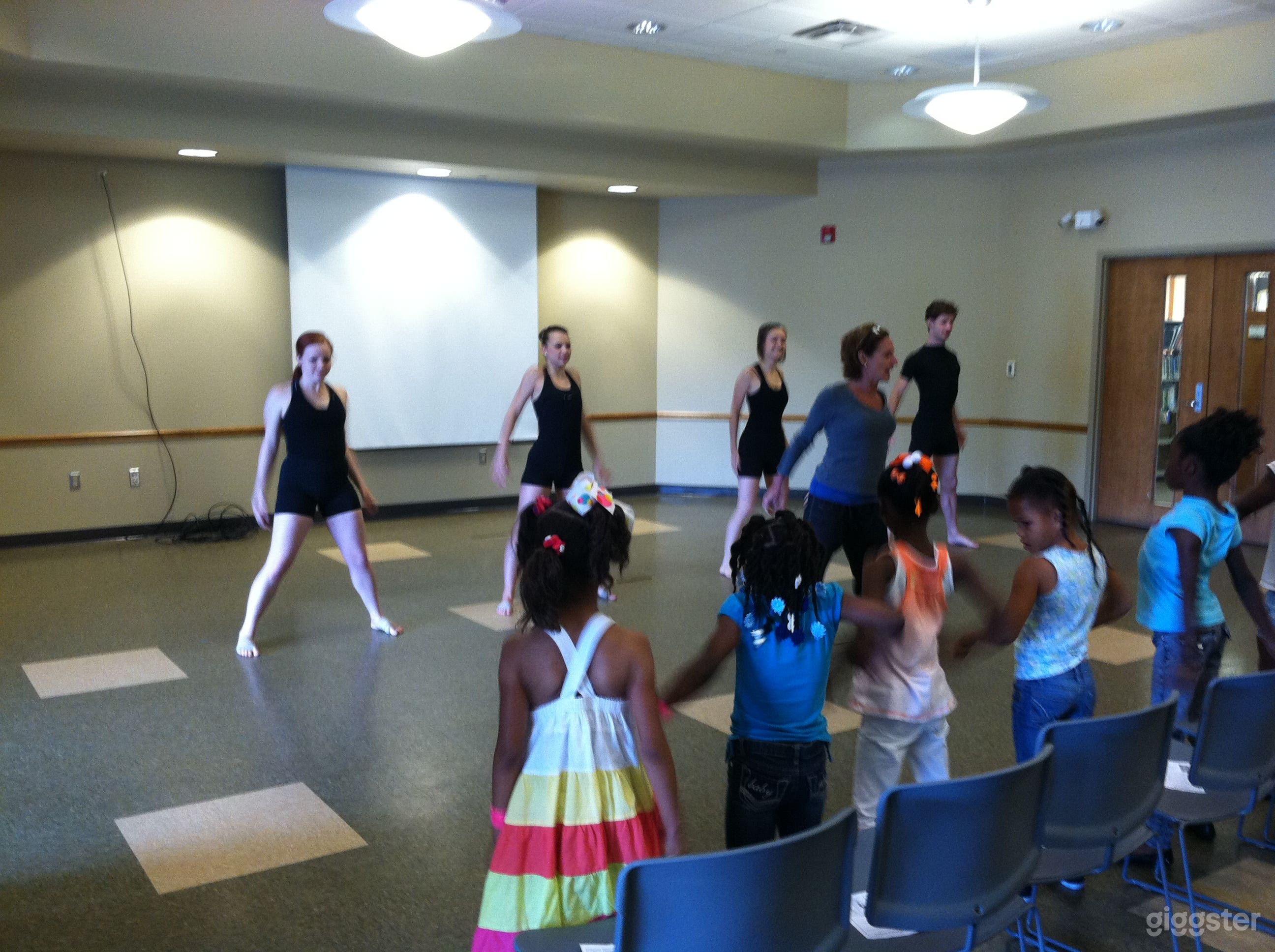 Well-kept library Meeting Room in Delmont Garden Photo 1
