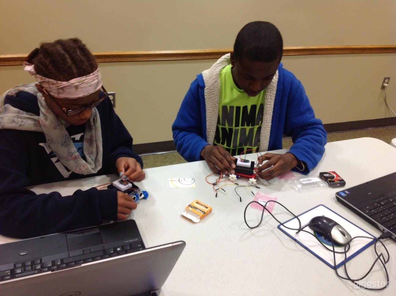 Well-kept library Meeting Room in Delmont Garden Photo 4