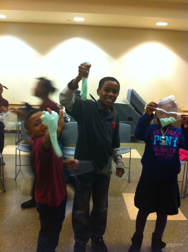  Well-kept library Meeting Room in Delmont Garden 