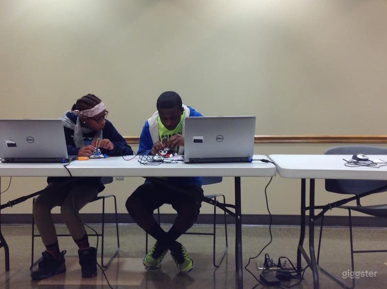 Well-kept library Meeting Room in Delmont Garden 