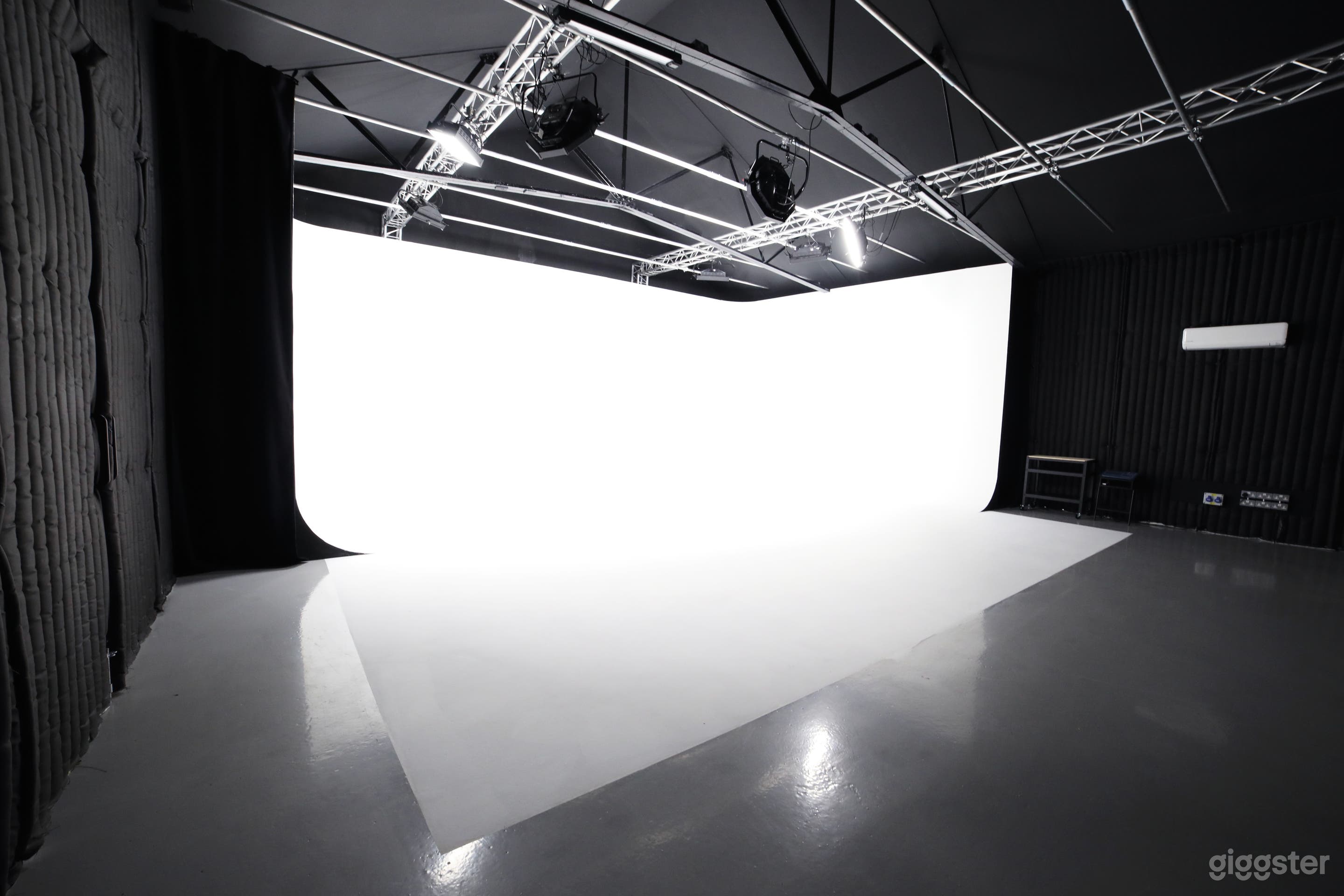 Sound Stage Infinity Cove Studio West London Photo 2