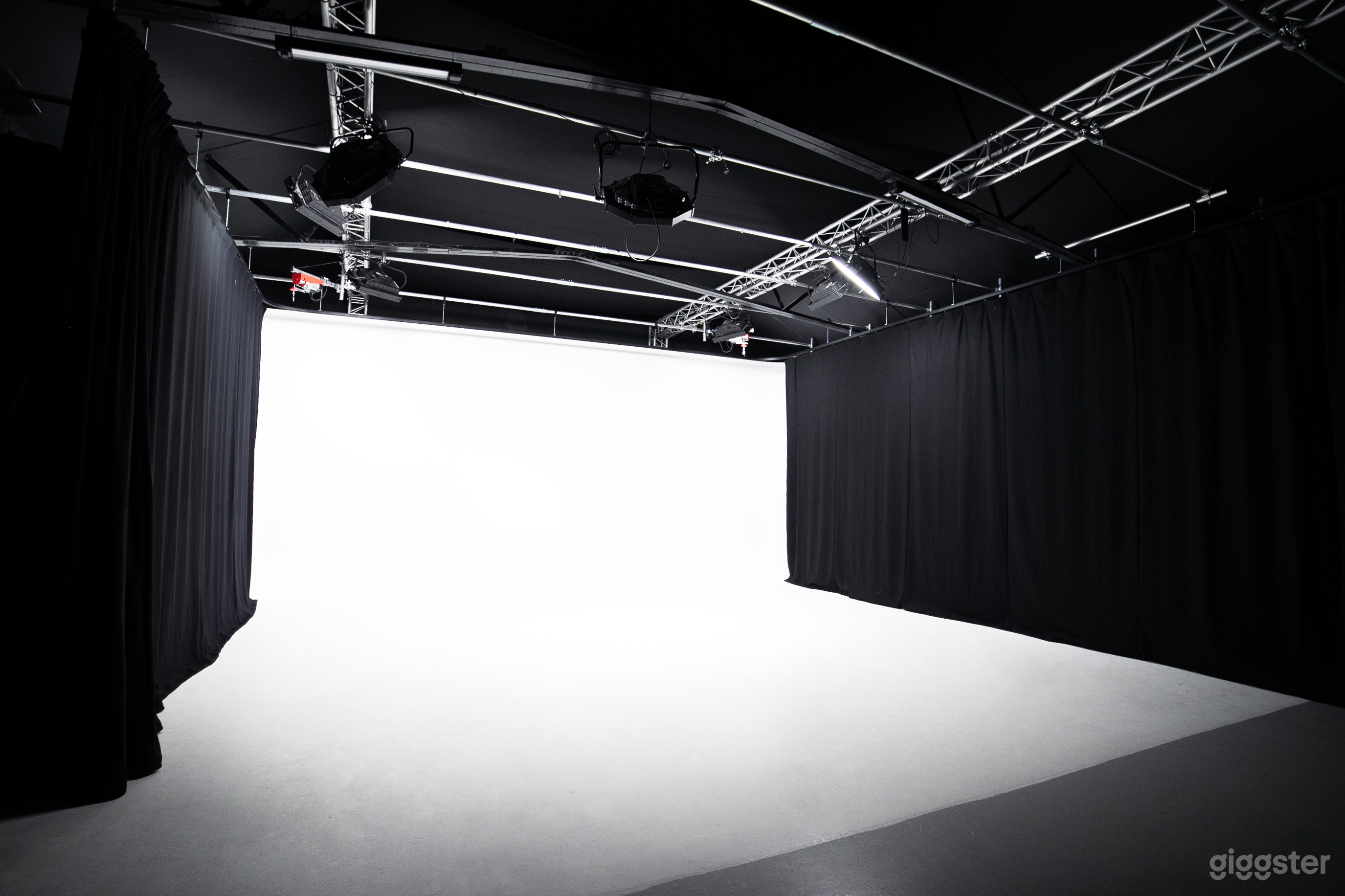 Sound Stage Infinity Cove Studio West London Photo 3