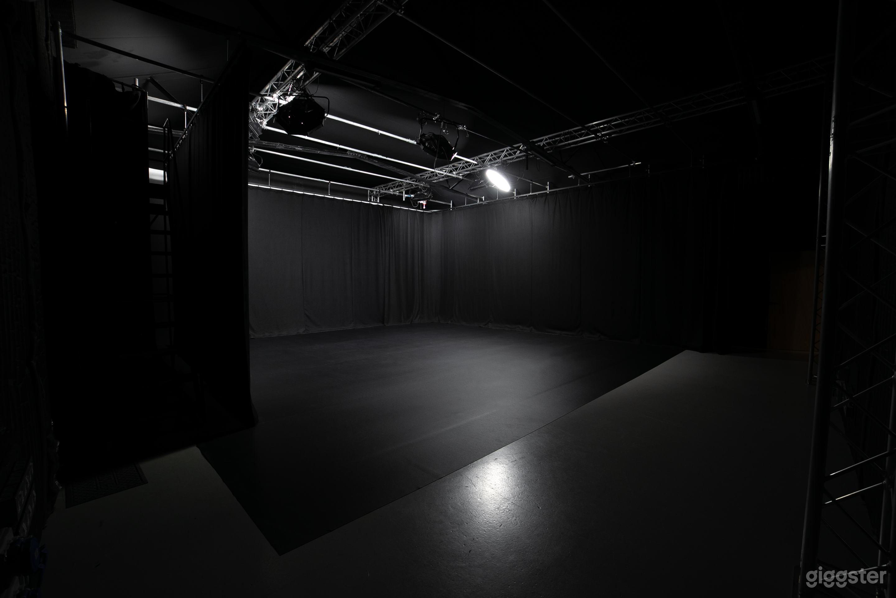 Sound Stage Infinity Cove Blackout Studio West London Photo 3