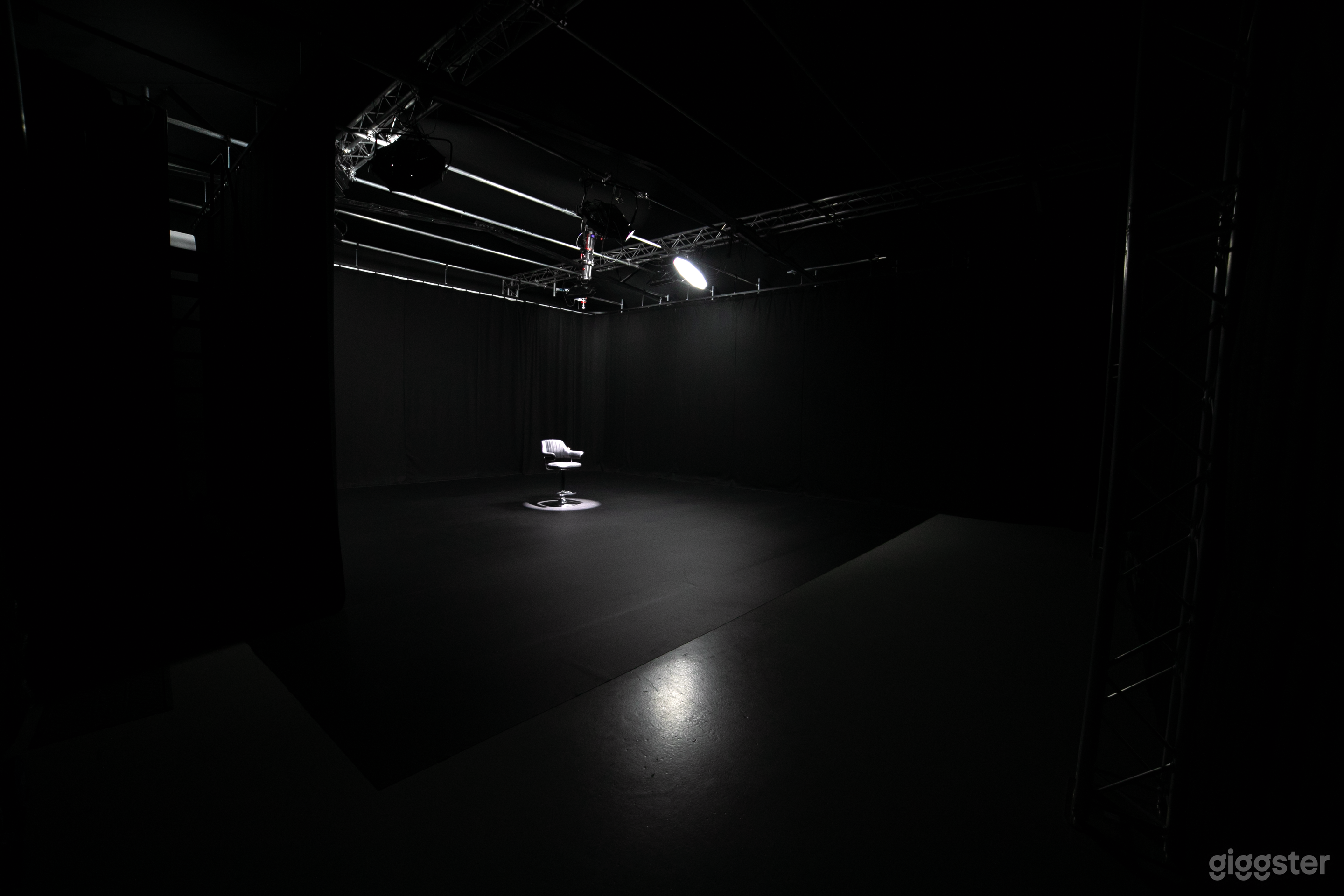 Sound Stage Infinity Cove Blackout Studio West London Photo 4
