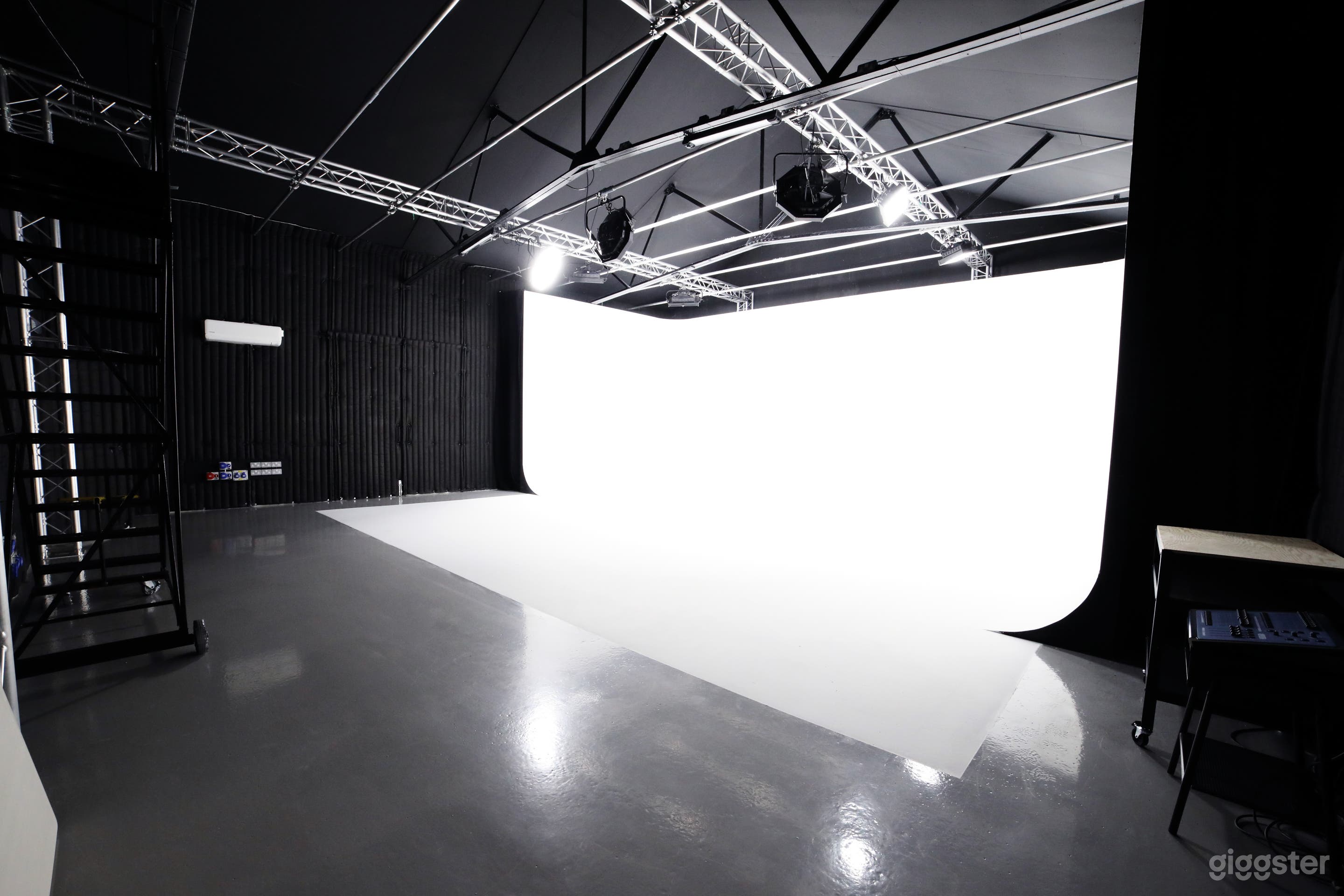 Sound Stage Infinity Cove Studio West London Photo 3