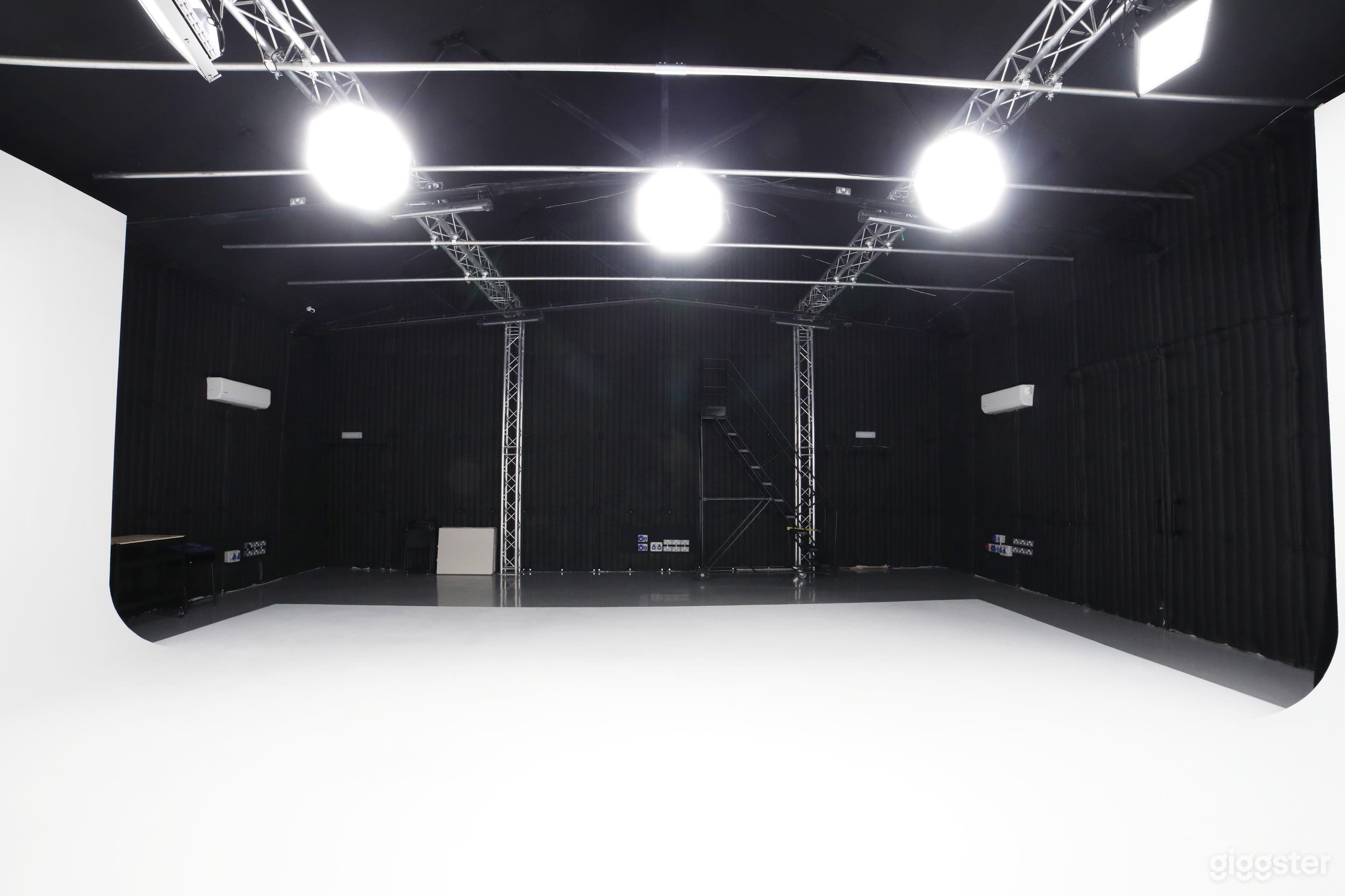 Sound Stage Infinity Cove Studio West London Photo 4