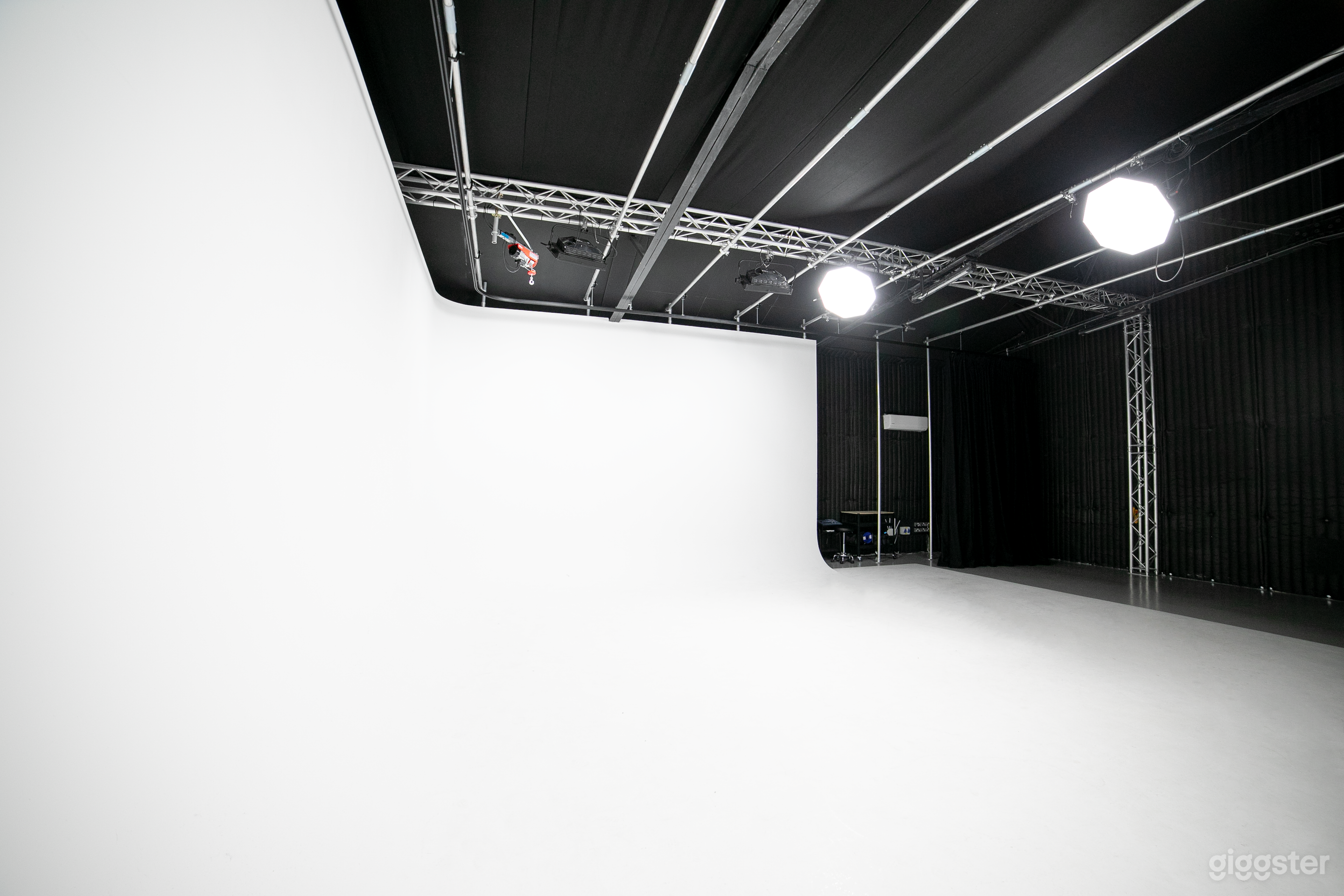 Sound Stage Infinity Cove Studio West London Photo 4