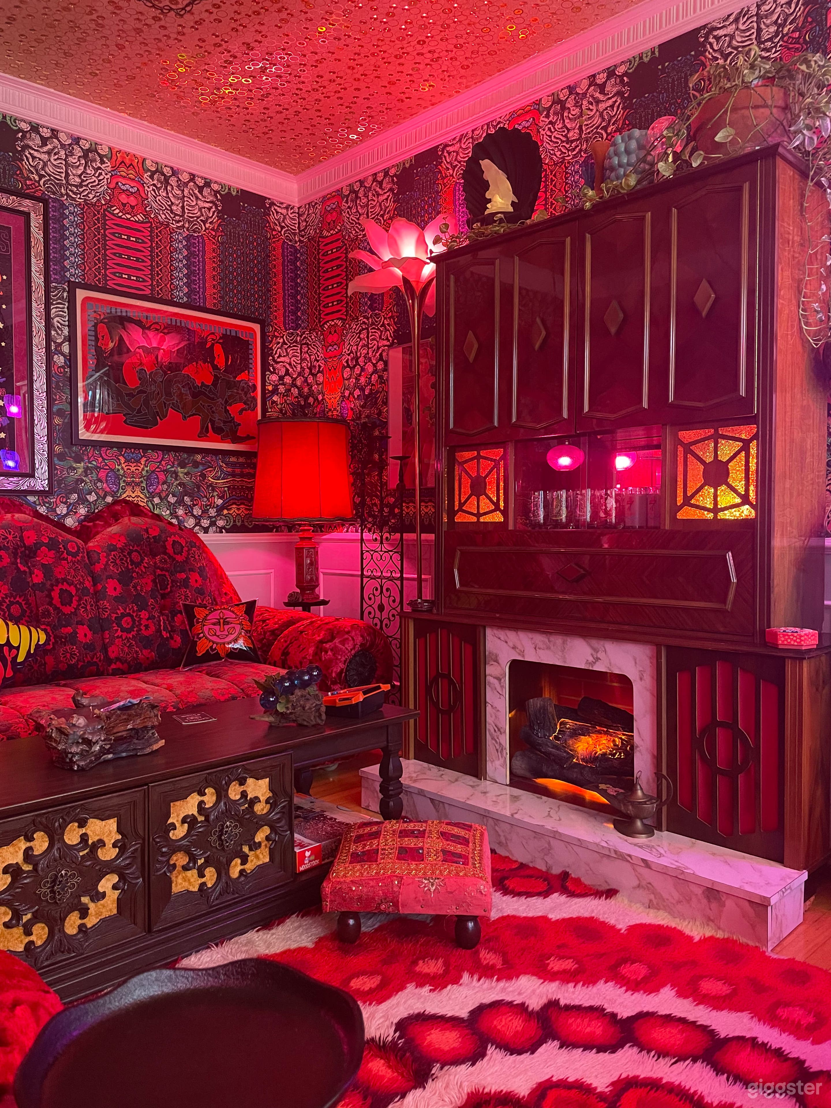 1960s-1970s Psychedelic Stoner Lounge Photo 1