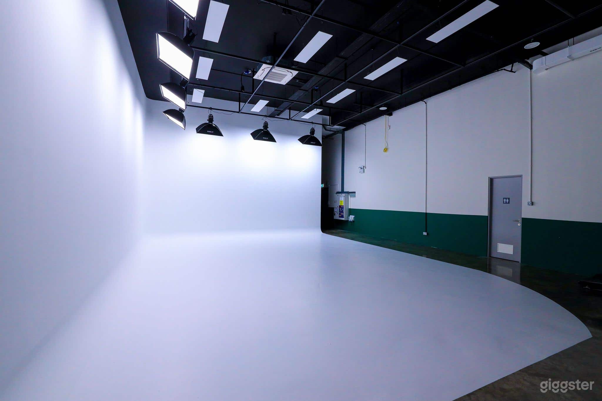 Modern Studio with White Cyc Wall - Full Suite Photo 2