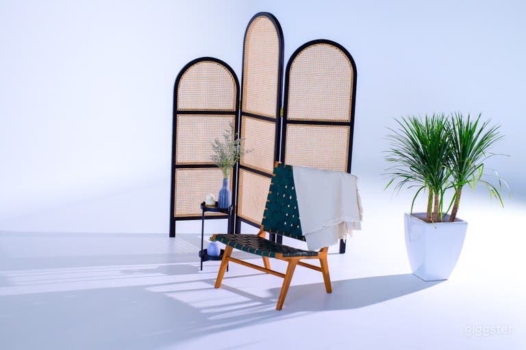  Modern Studio with White Cyc Wall - Full Suite 