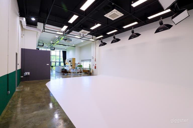  Modern Studio with White Cyc Wall - Full Suite 