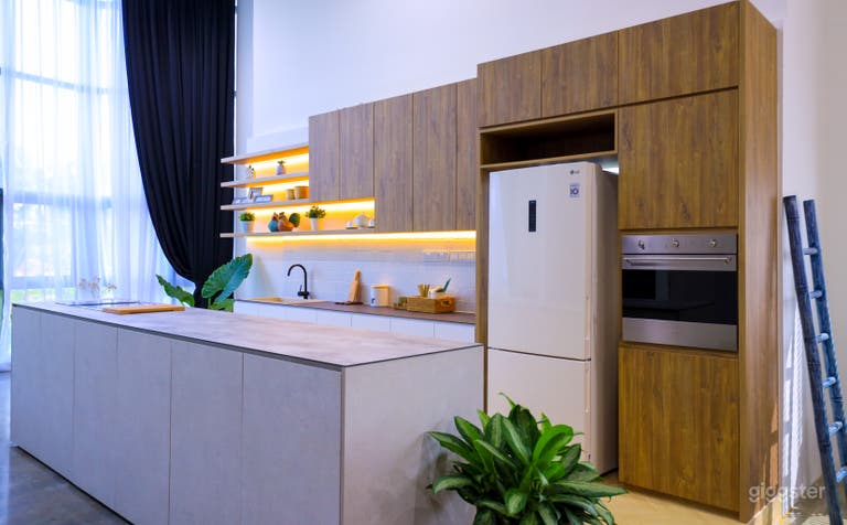  Modern Studio with White Cyc Wall - Full Suite 