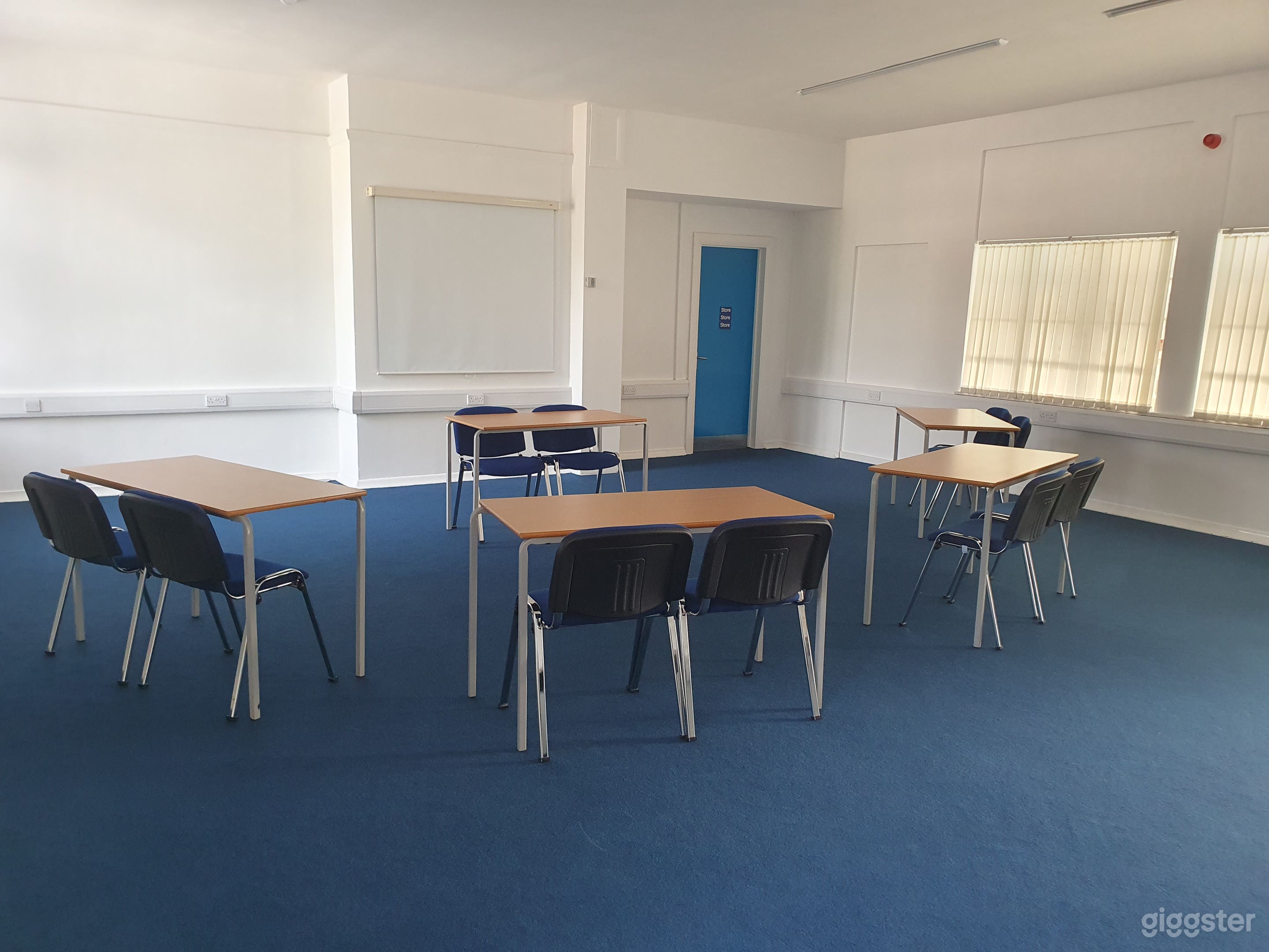 Dickens Room Photo 3