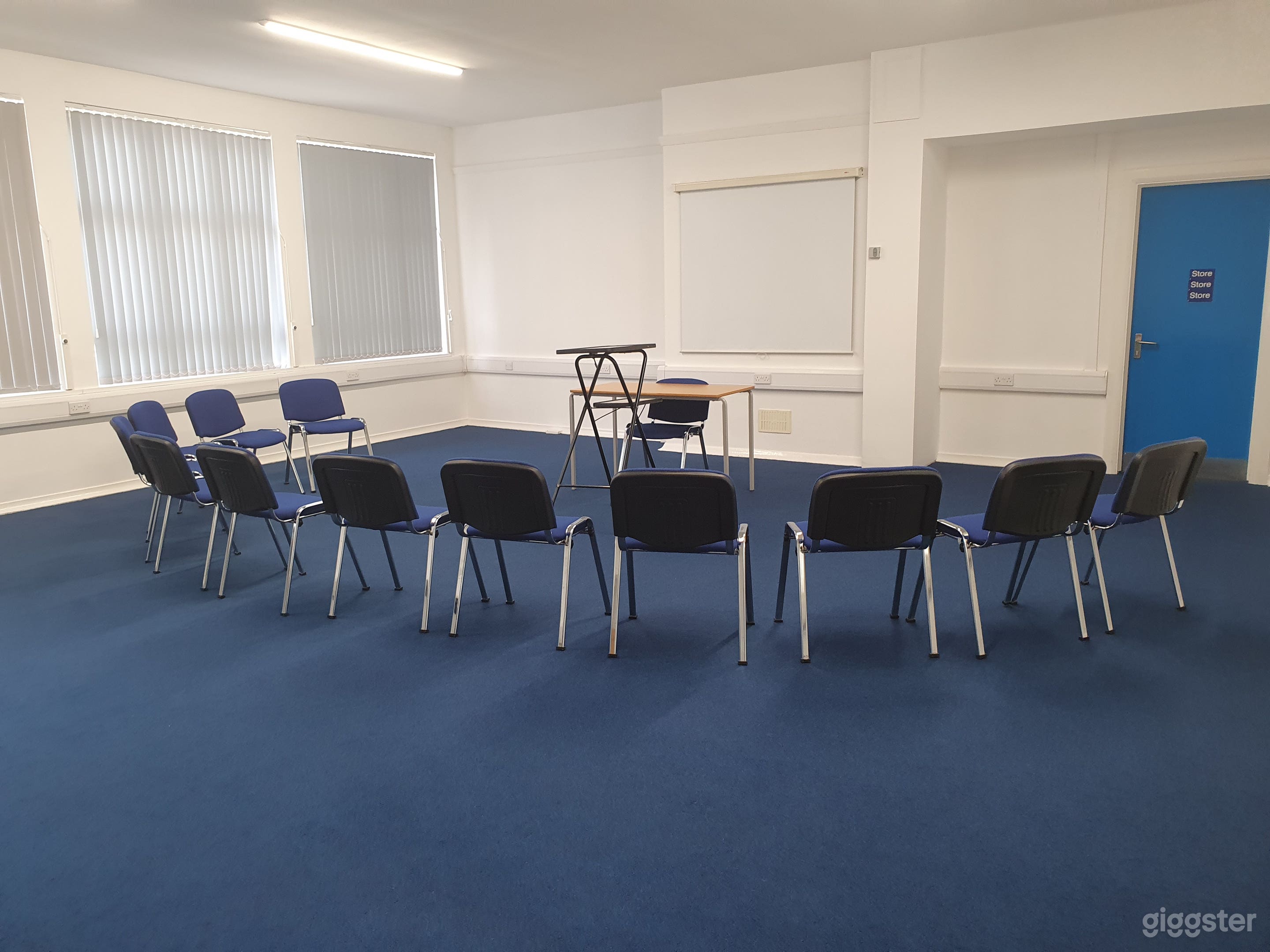 Dickens Room Photo 2