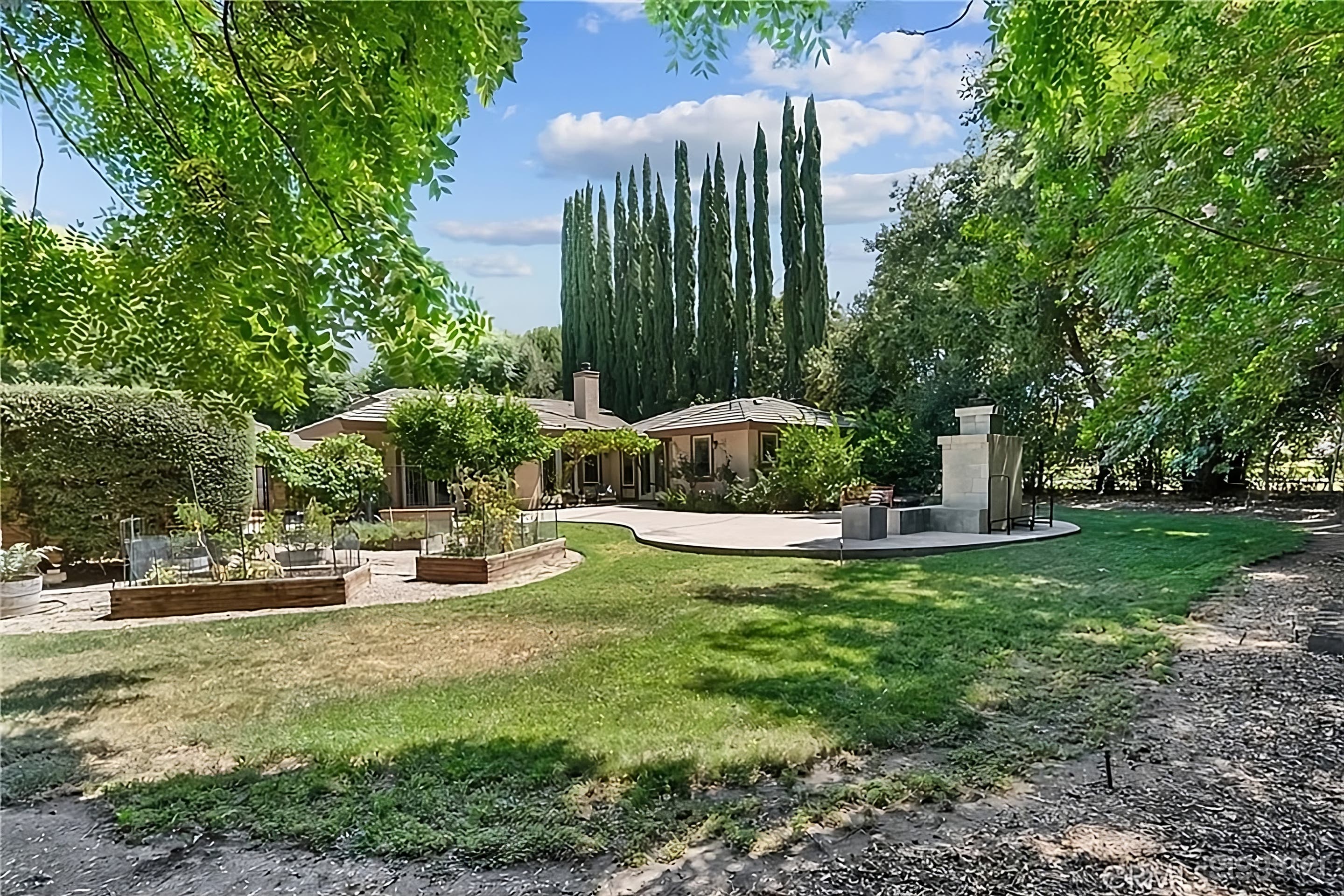 Garden Estate Front and Backyard Photo 3