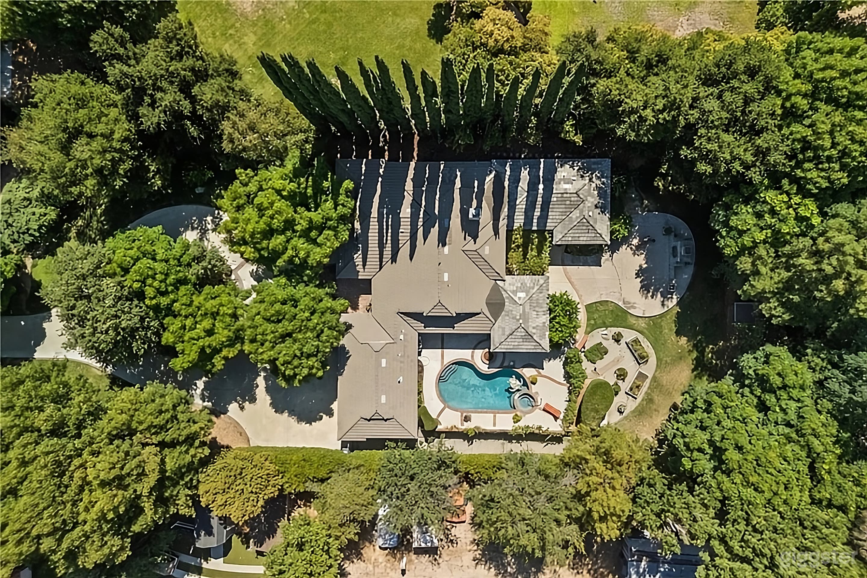 Unique 1 acre property with large front and back yards Photo 4