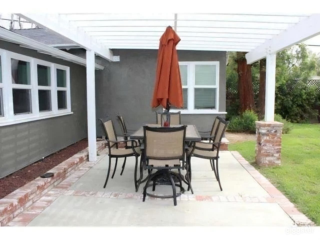 Lighted Tennis Court in Resort-style House Photo 2