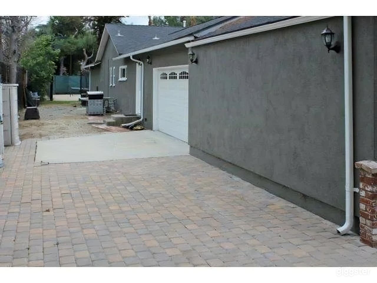 Lighted Tennis Court in Resort-style House Photo 3