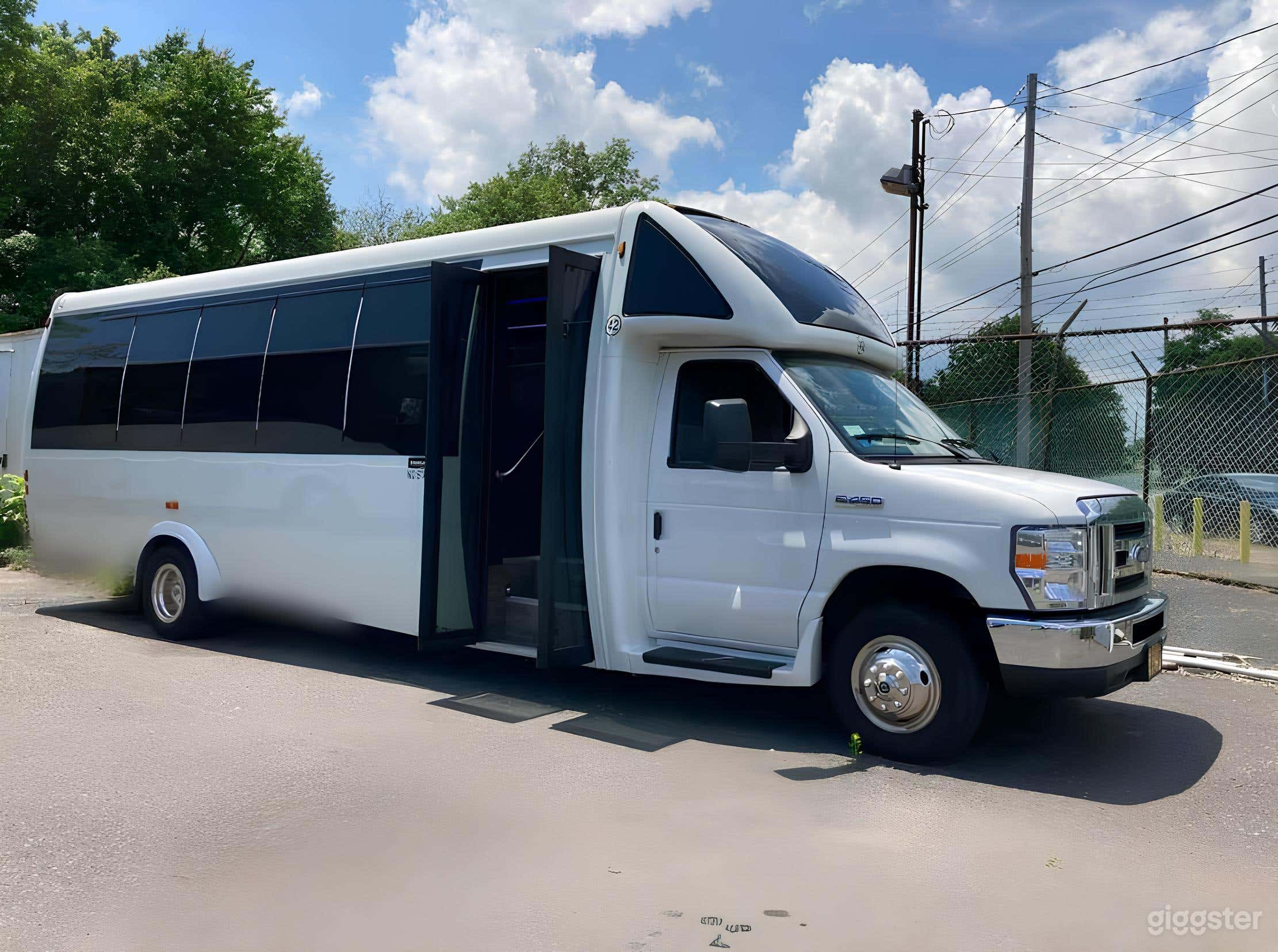 Luxury Party Bus for 24 People (w/out Bathroom) Photo 2