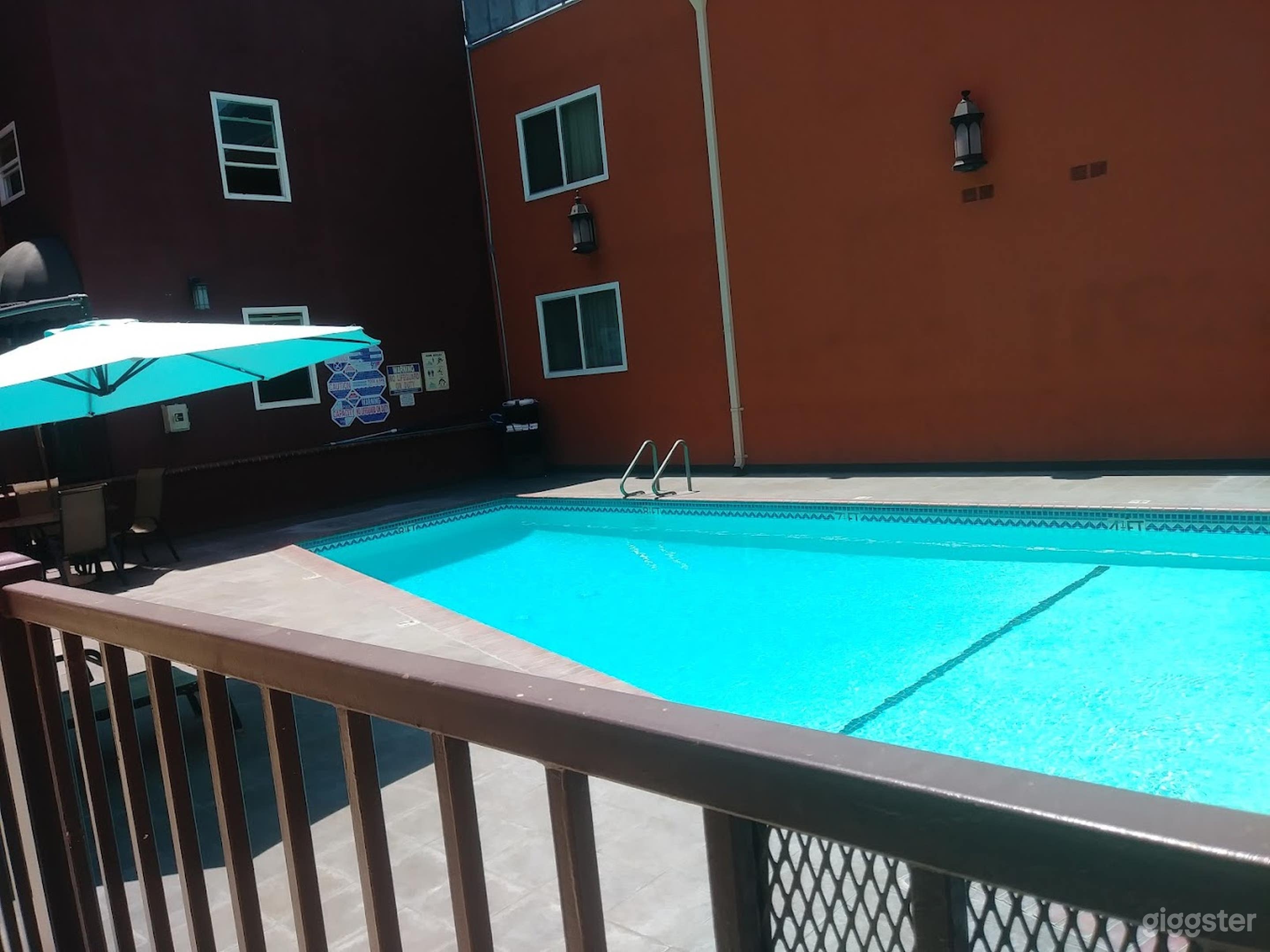 Outdoor Pool in Downtown LA Photo 4