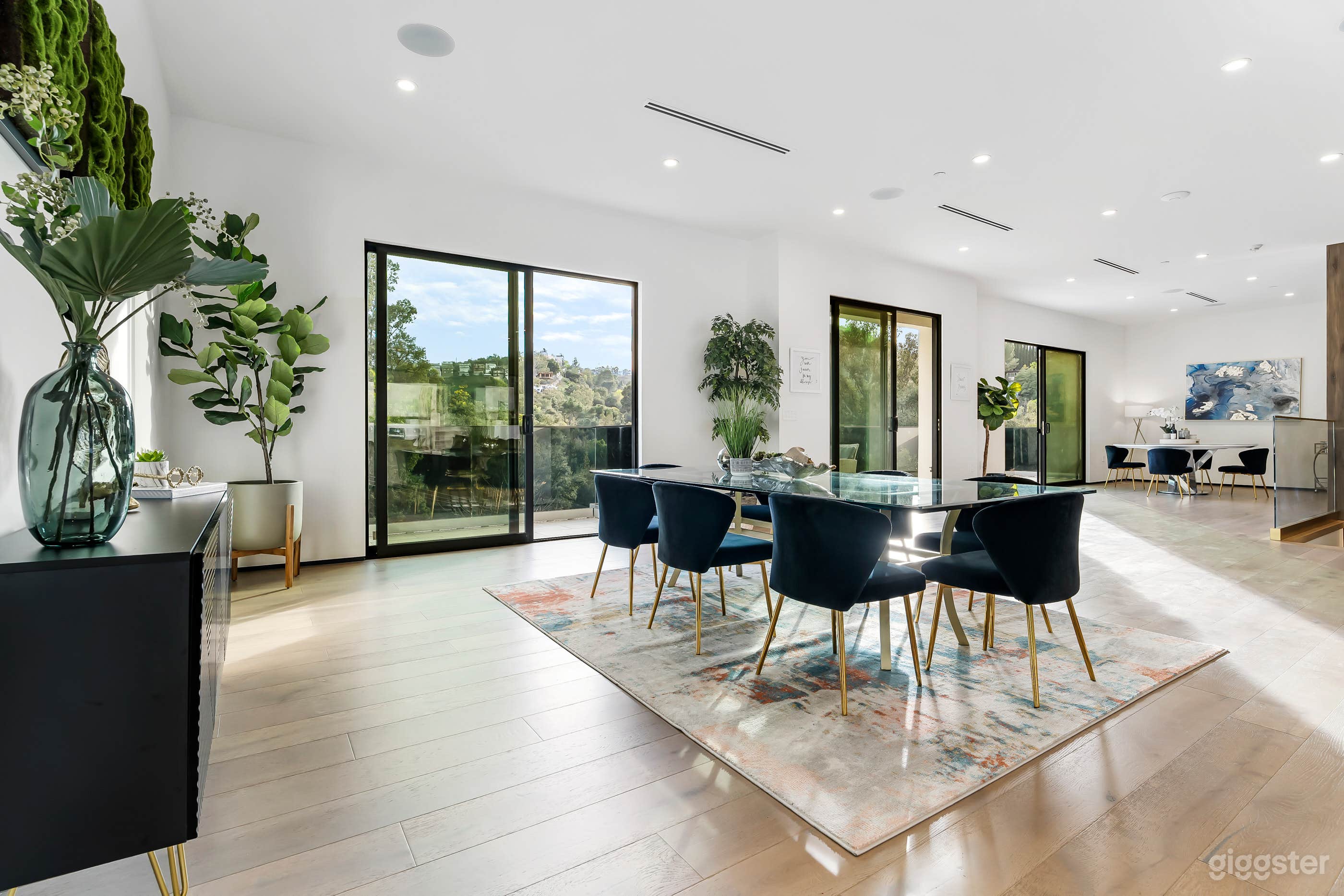 CONTEMPORARY VILLA WITH RESORT-STYLE GROUNDS Photo 3