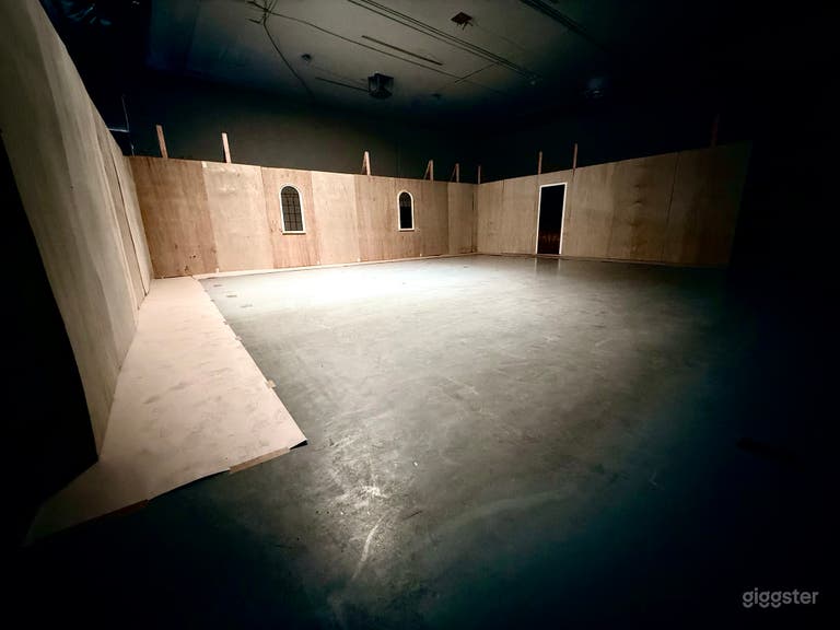  Spacious 3000 sq ft industrial studio with a 25’ high ceiling, ideal for large-scale film and photo productions.Full roll-up bay door for easy load-in of equipment, props, or vehicles directly onto the studio floor. 