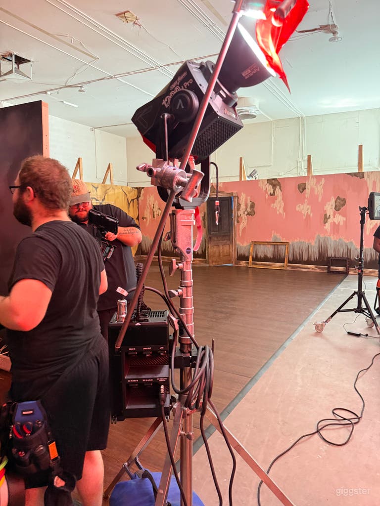  Fashion/editorial set build highlighting how the blank studio can become a dynamic photo environment. 