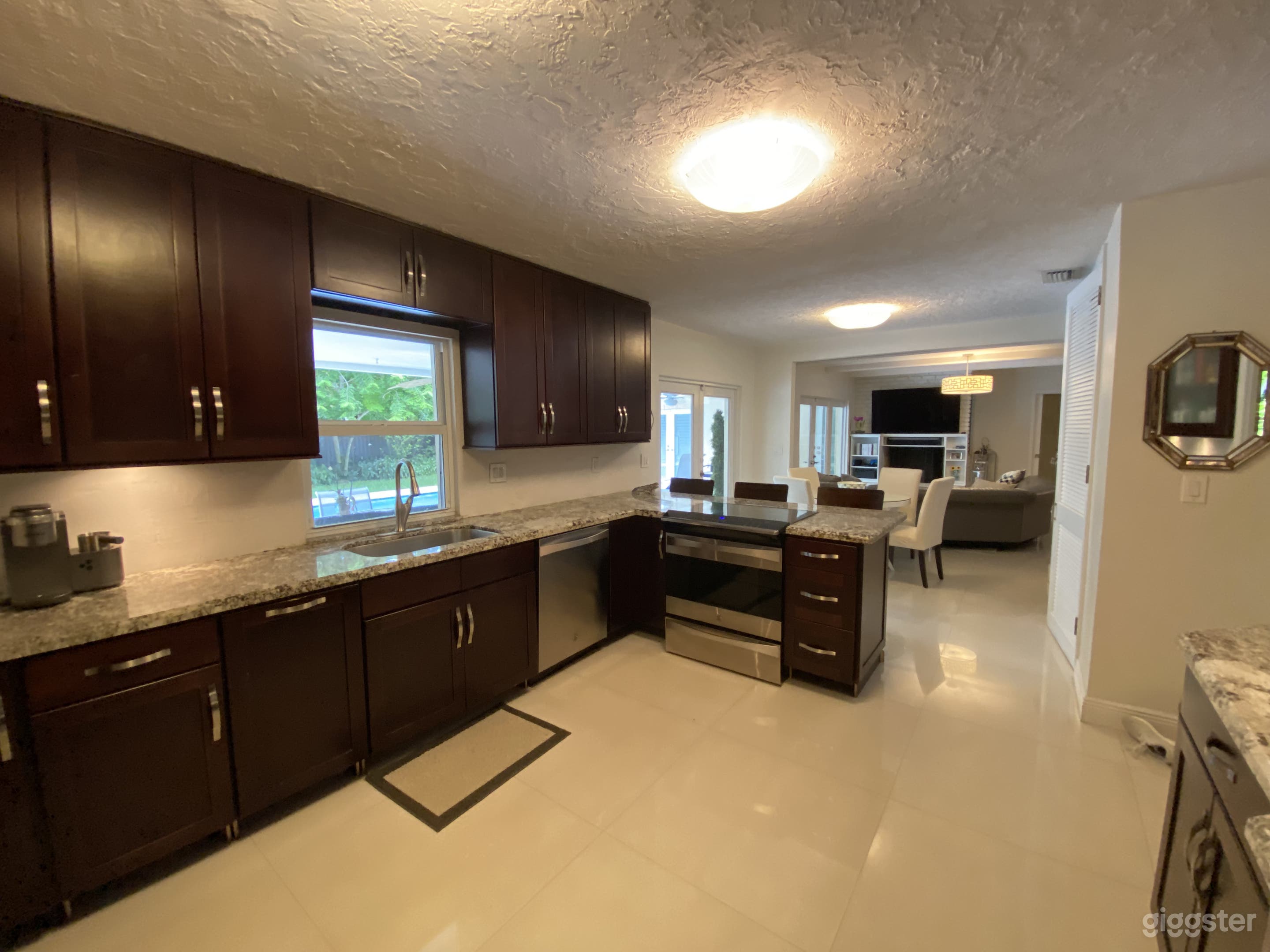 Light, bright, spacious home/variety of spaces Photo 2