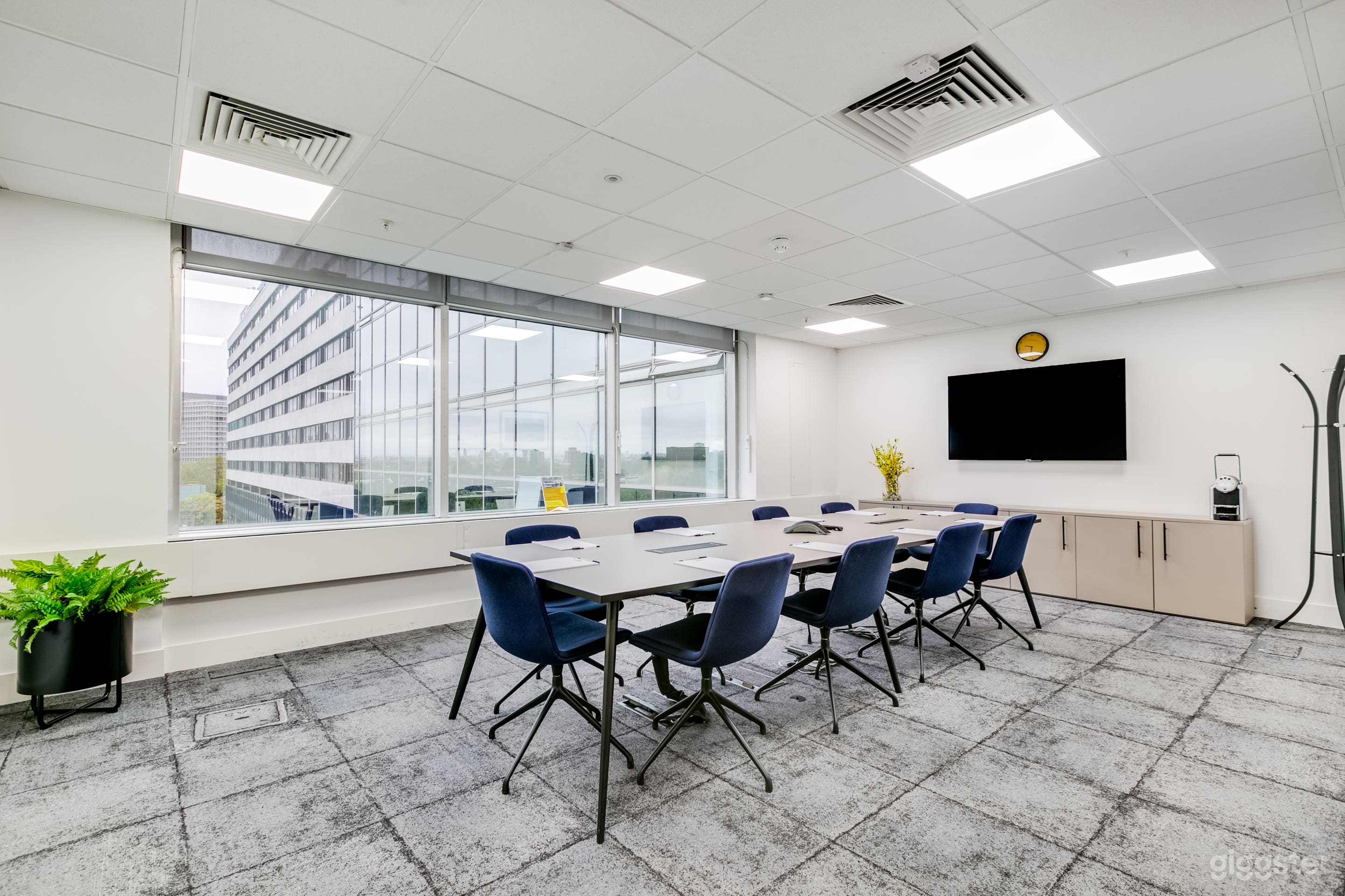 Huddle L4 Boardroom Photo 1