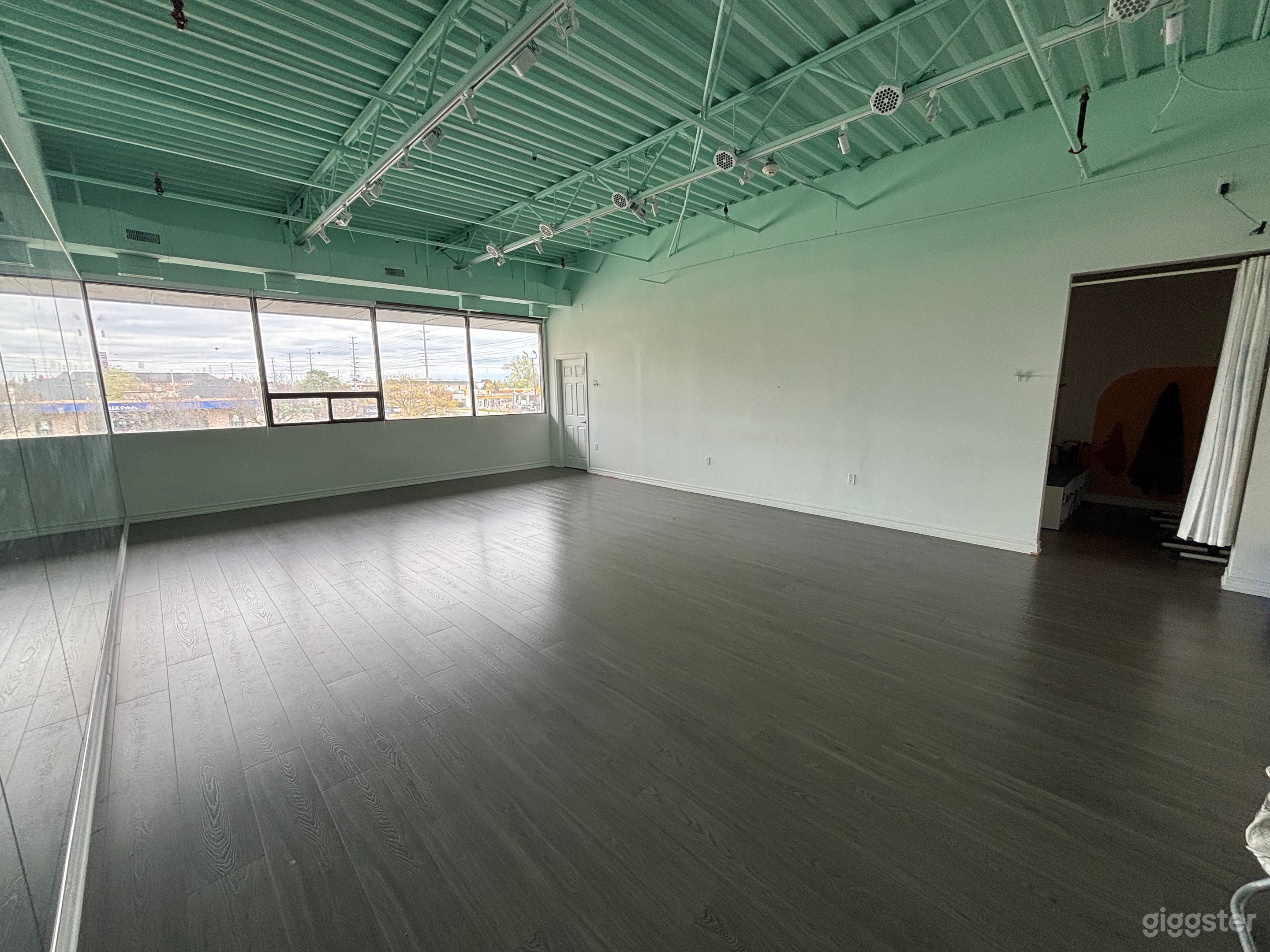 Bright Mirrored Dance Studio for Filming, Photography & Cont Photo 2