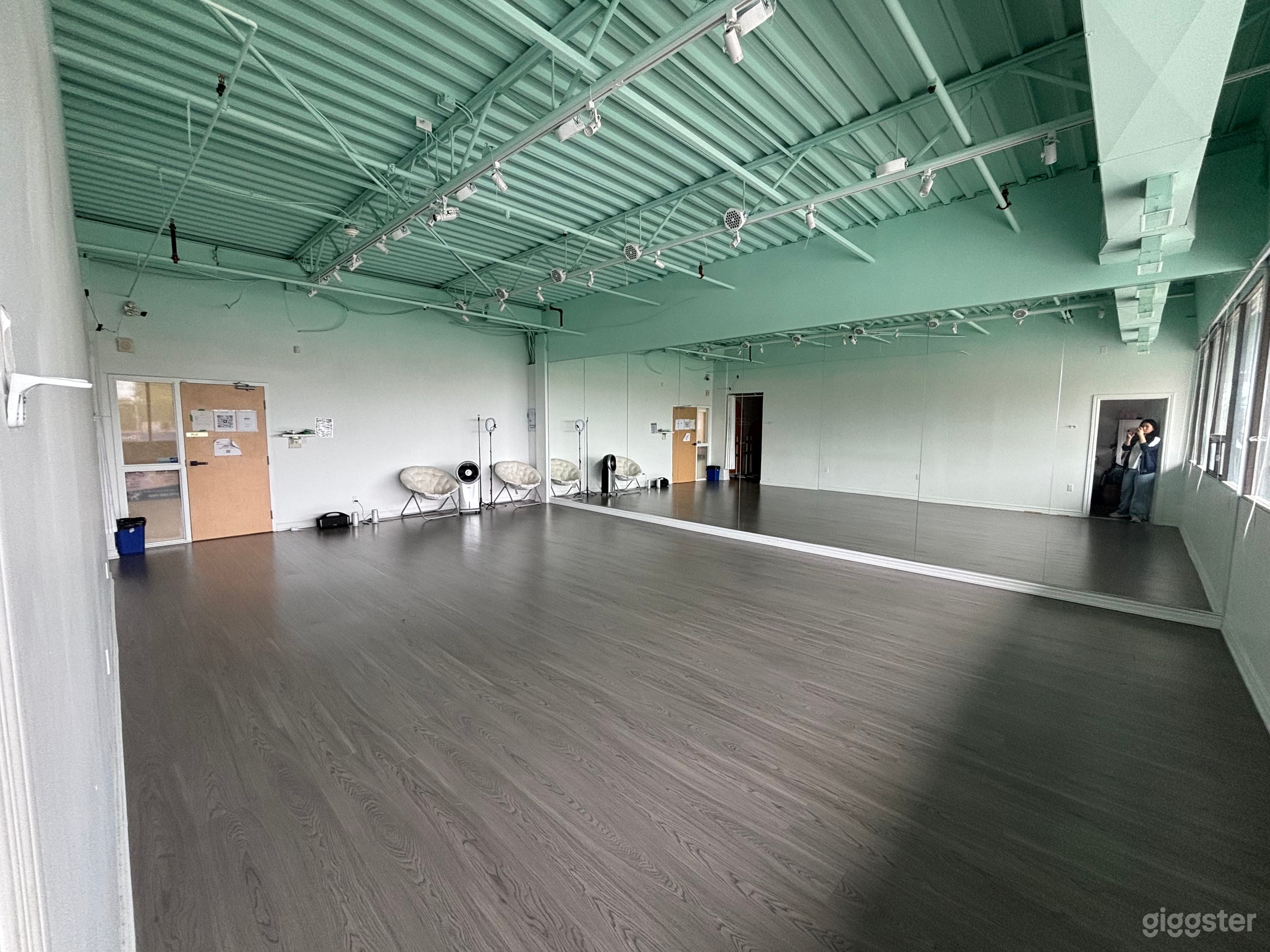 Bright Mirrored Dance Studio for Filming, Photography & Cont Photo 4