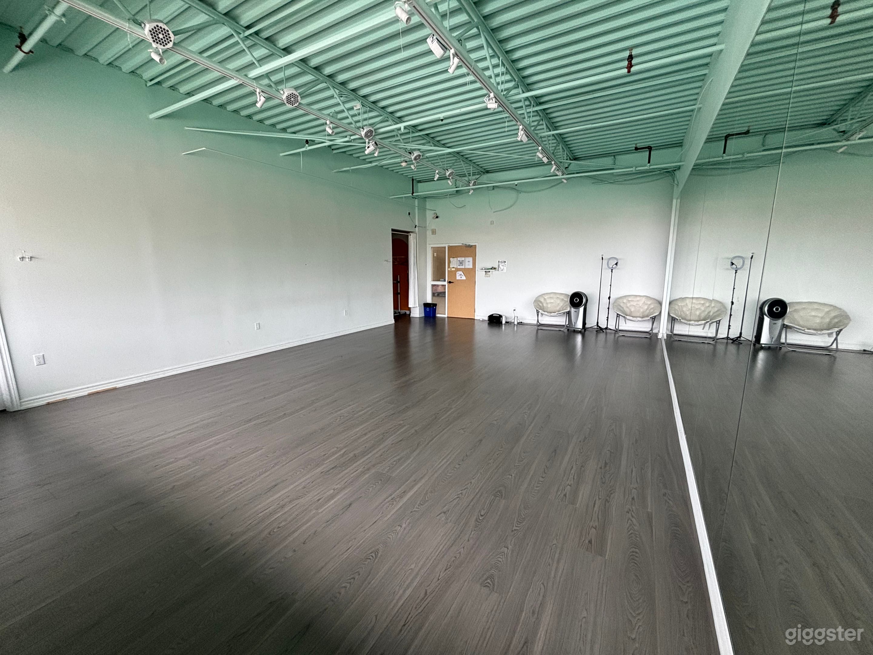 Bright Mirrored Dance Studio for Filming, Photography & Cont Photo 3