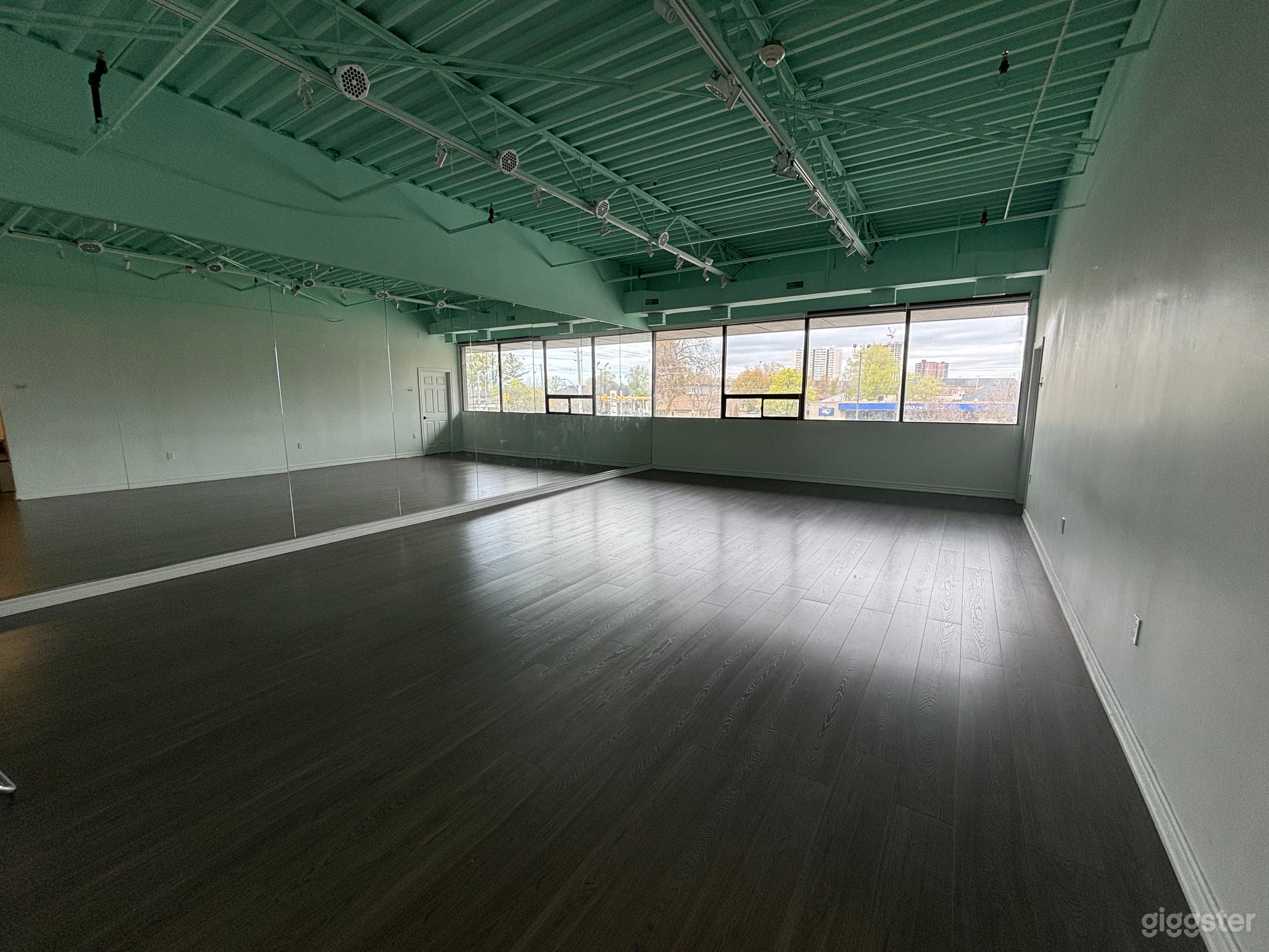 Bright Mirrored Dance Studio for Filming, Photography & Cont Photo 1