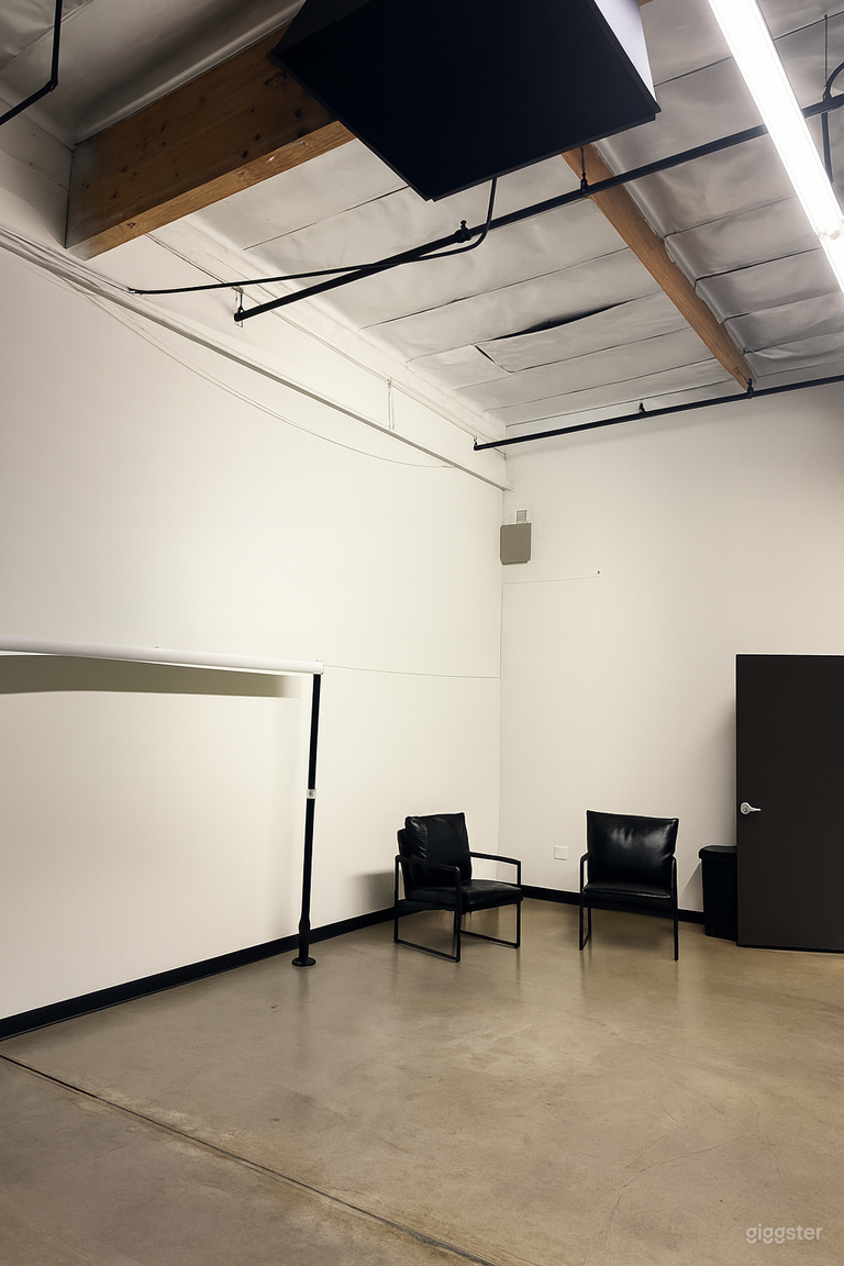  Versatile Loft Studio for Photo, Podcast & Small Events 