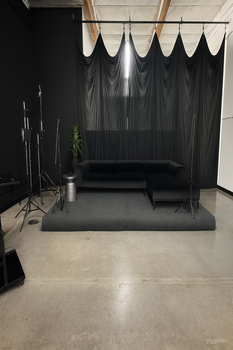  Versatile Loft Studio for Photo, Podcast & Small Events 