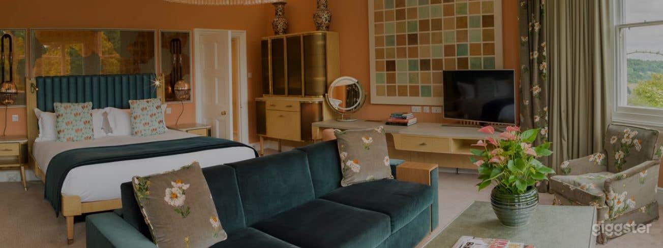 The Junior Suite Room with Statement Artworks Photo 1